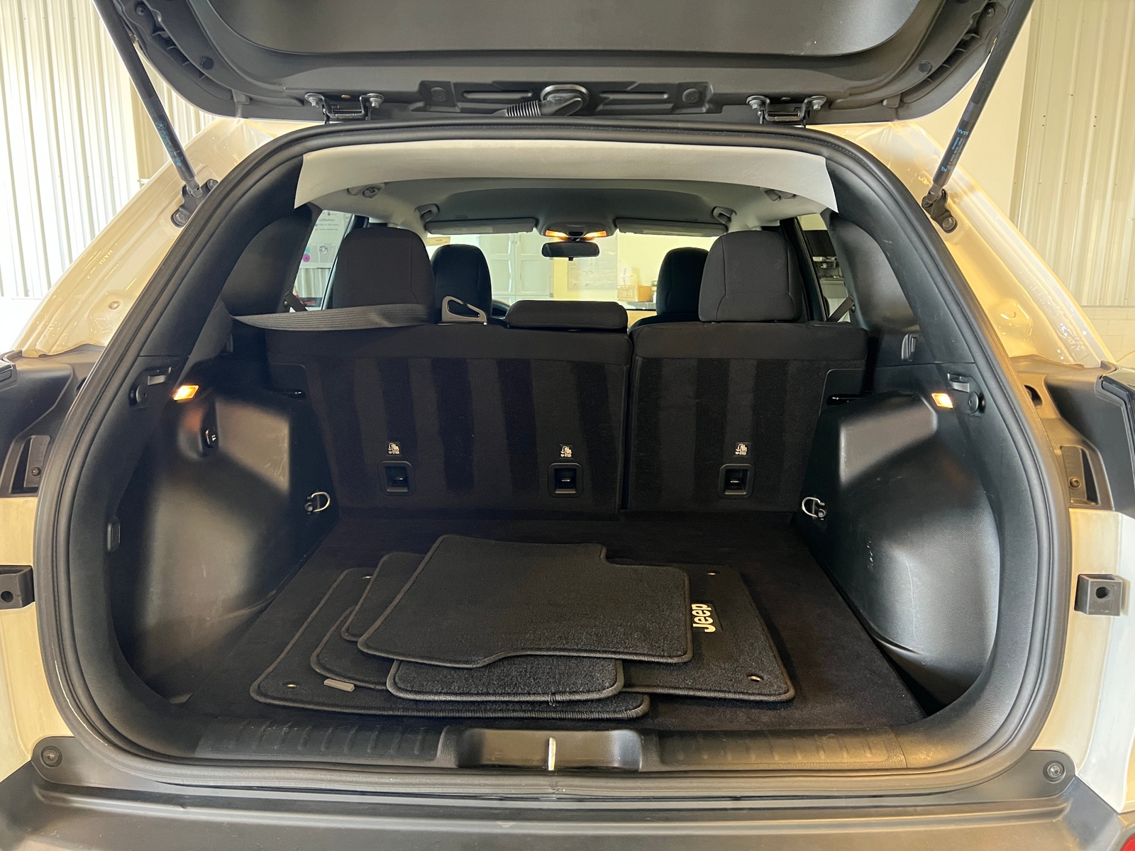 Thumbnail: 2019 Jeep Cherokee - 7