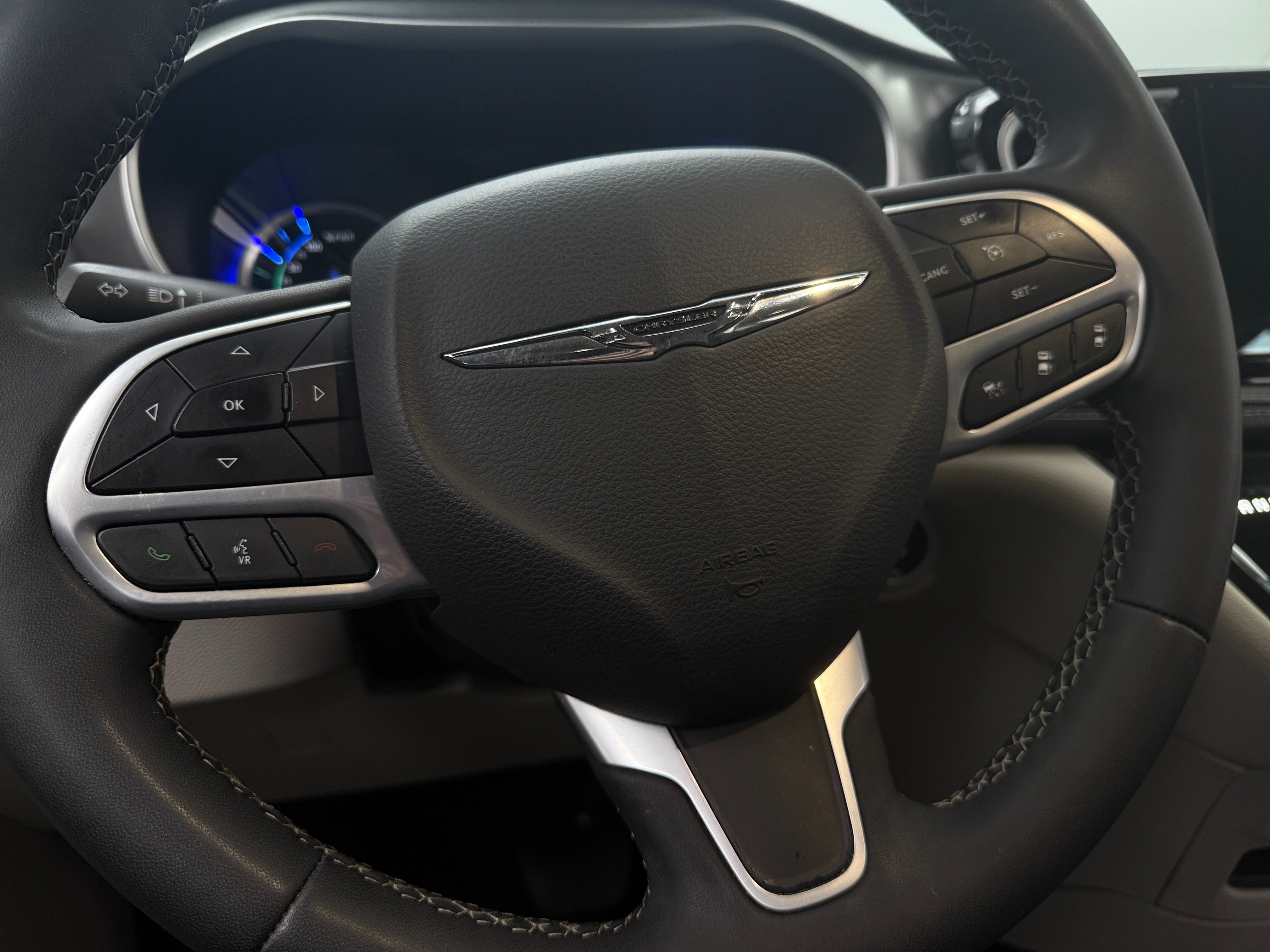 2023 Chrysler Pacifica Hybrid Touring L 4