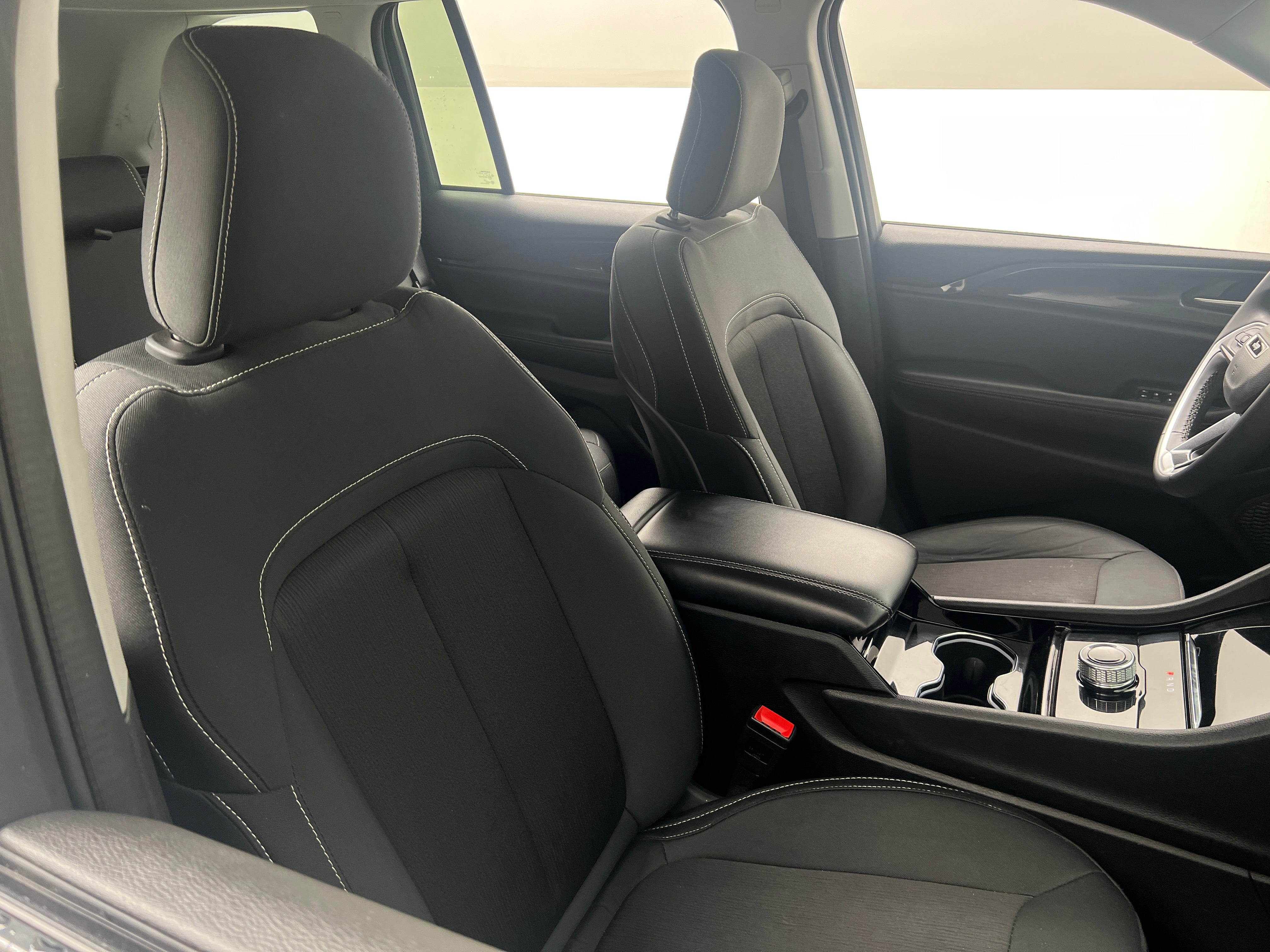 2023 Jeep Grand Cherokee Laredo 2