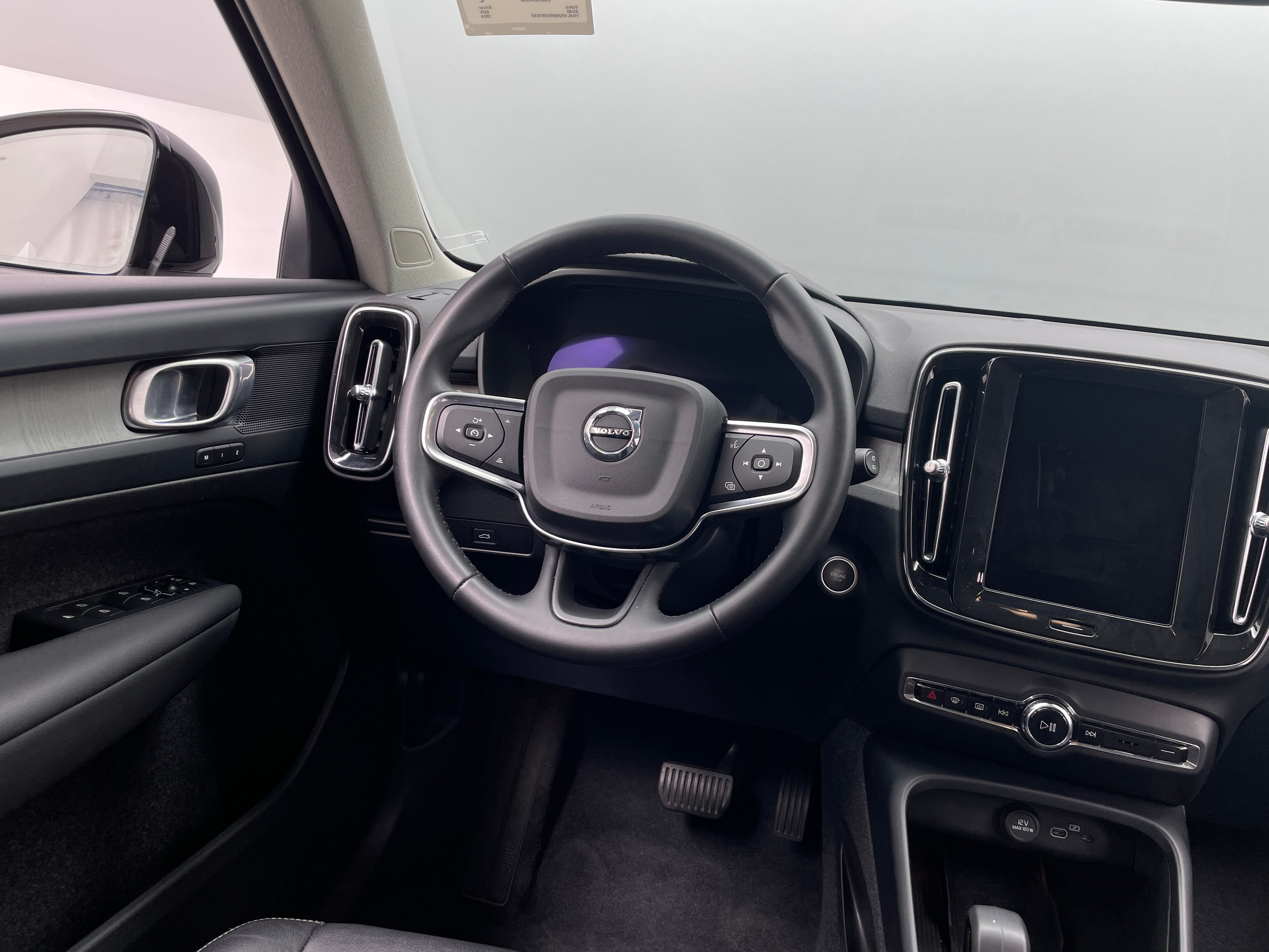 2024 Volvo XC40 B5 Core 4