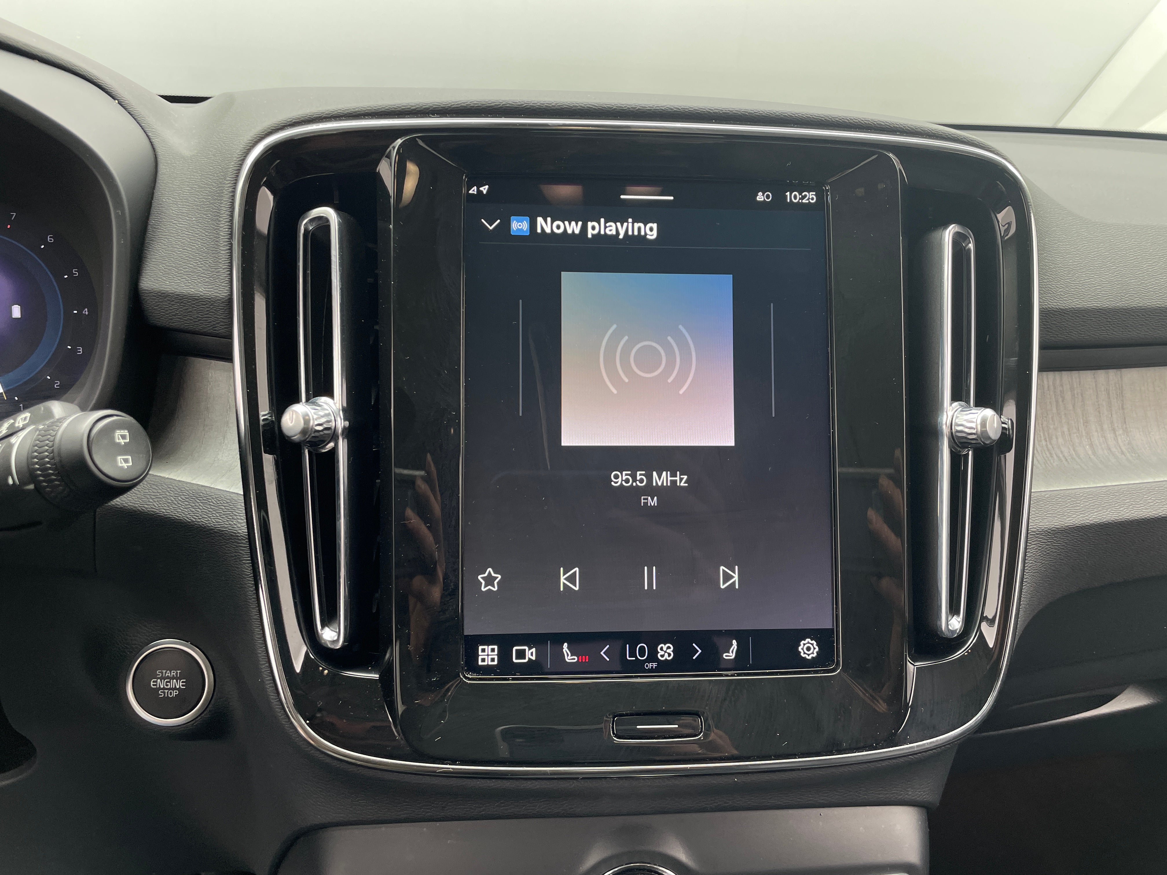 2024 Volvo XC40 B5 Core 3