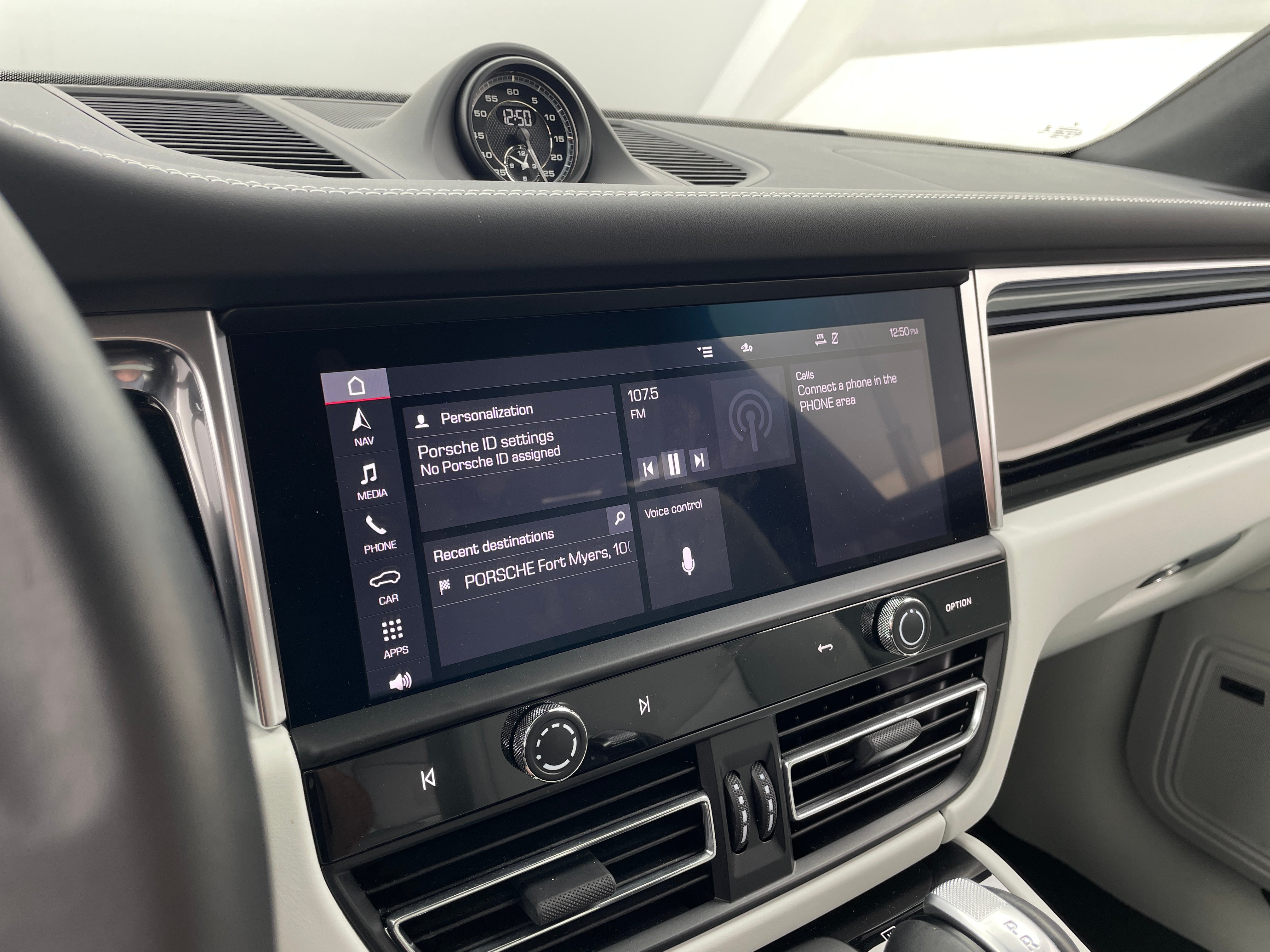 2023 Porsche Macan T 3