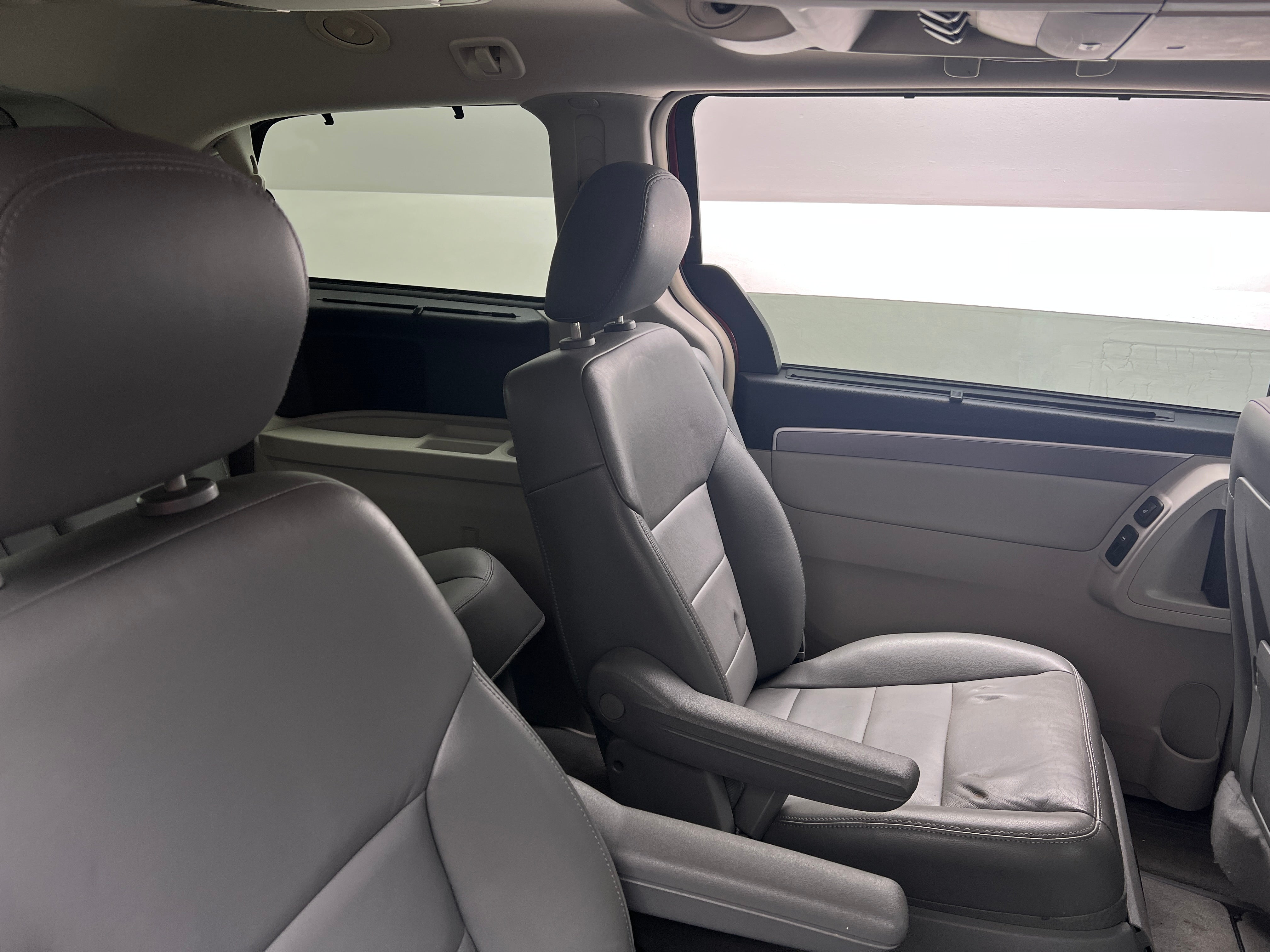 2012 Volkswagen Routan SEL 5