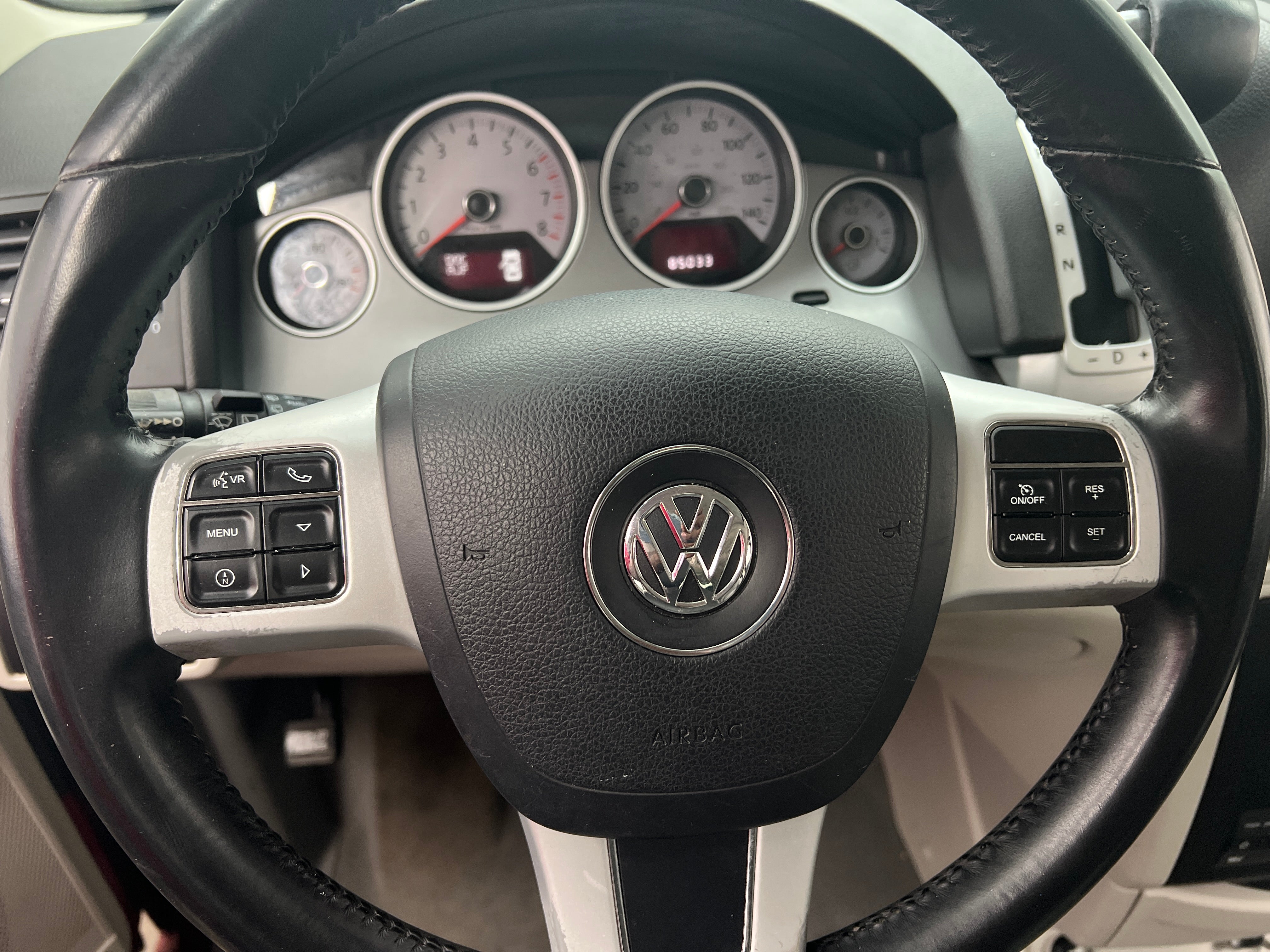 2012 Volkswagen Routan SEL 4