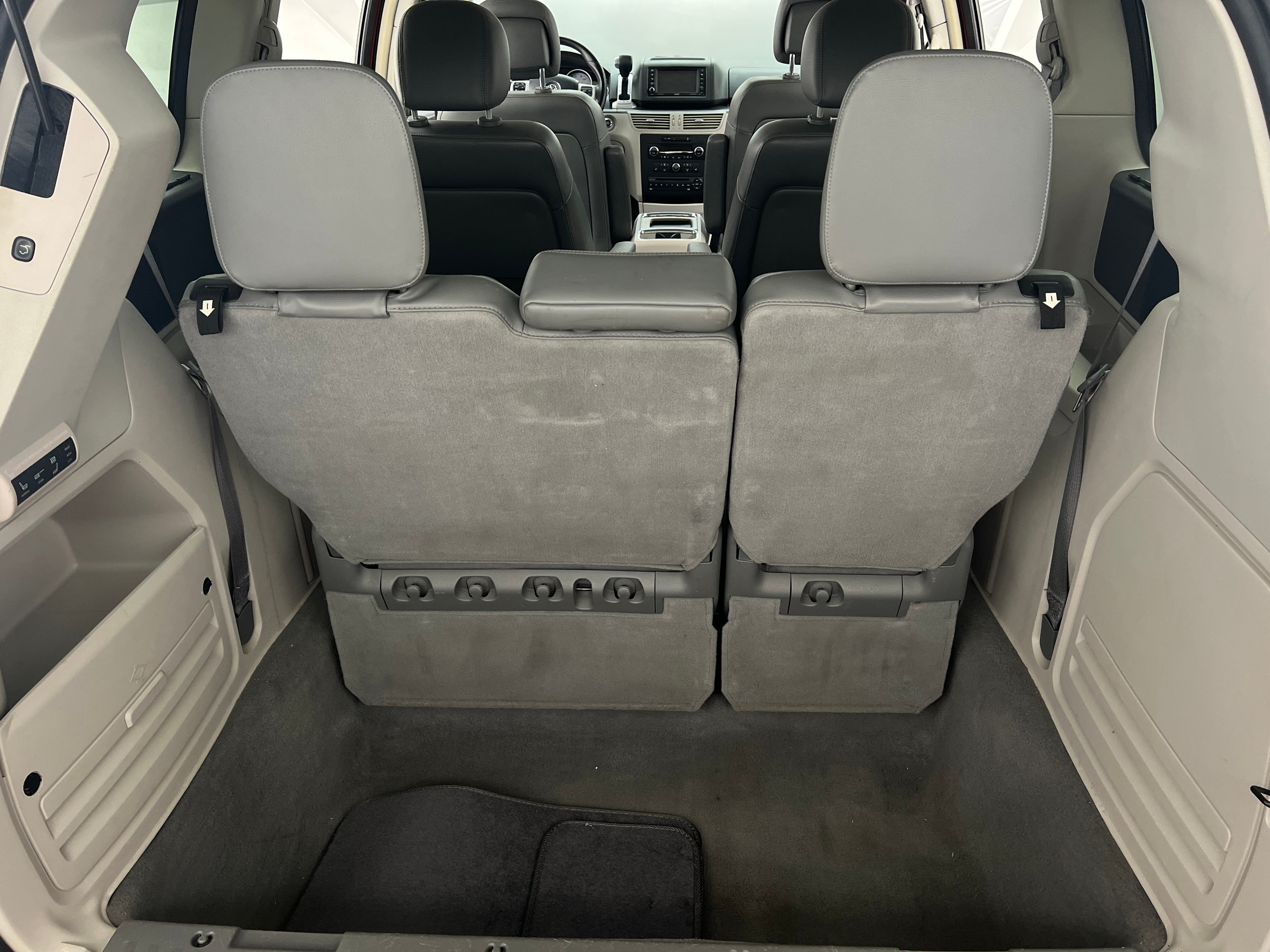 2012 Volkswagen Routan SEL 6