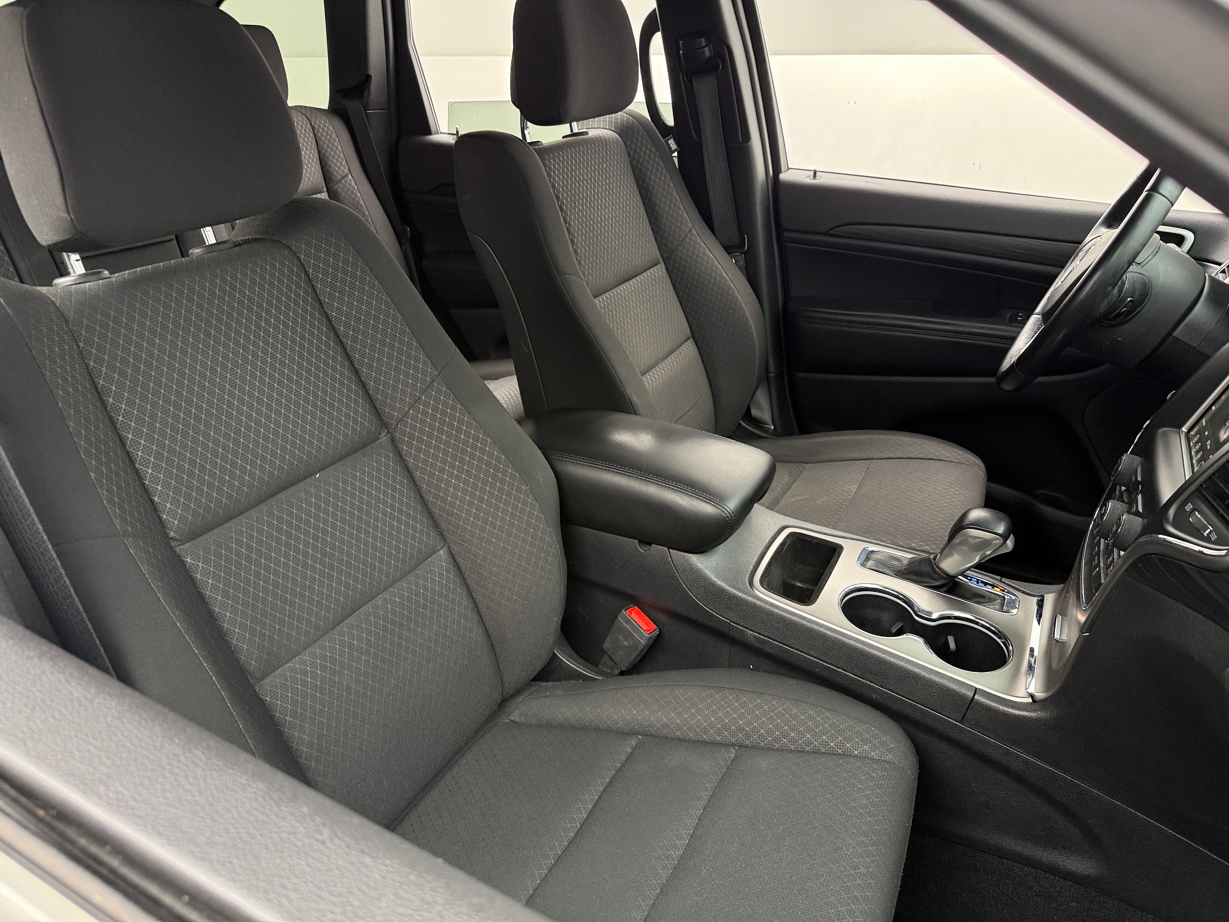 2020 Jeep Grand Cherokee Laredo 2