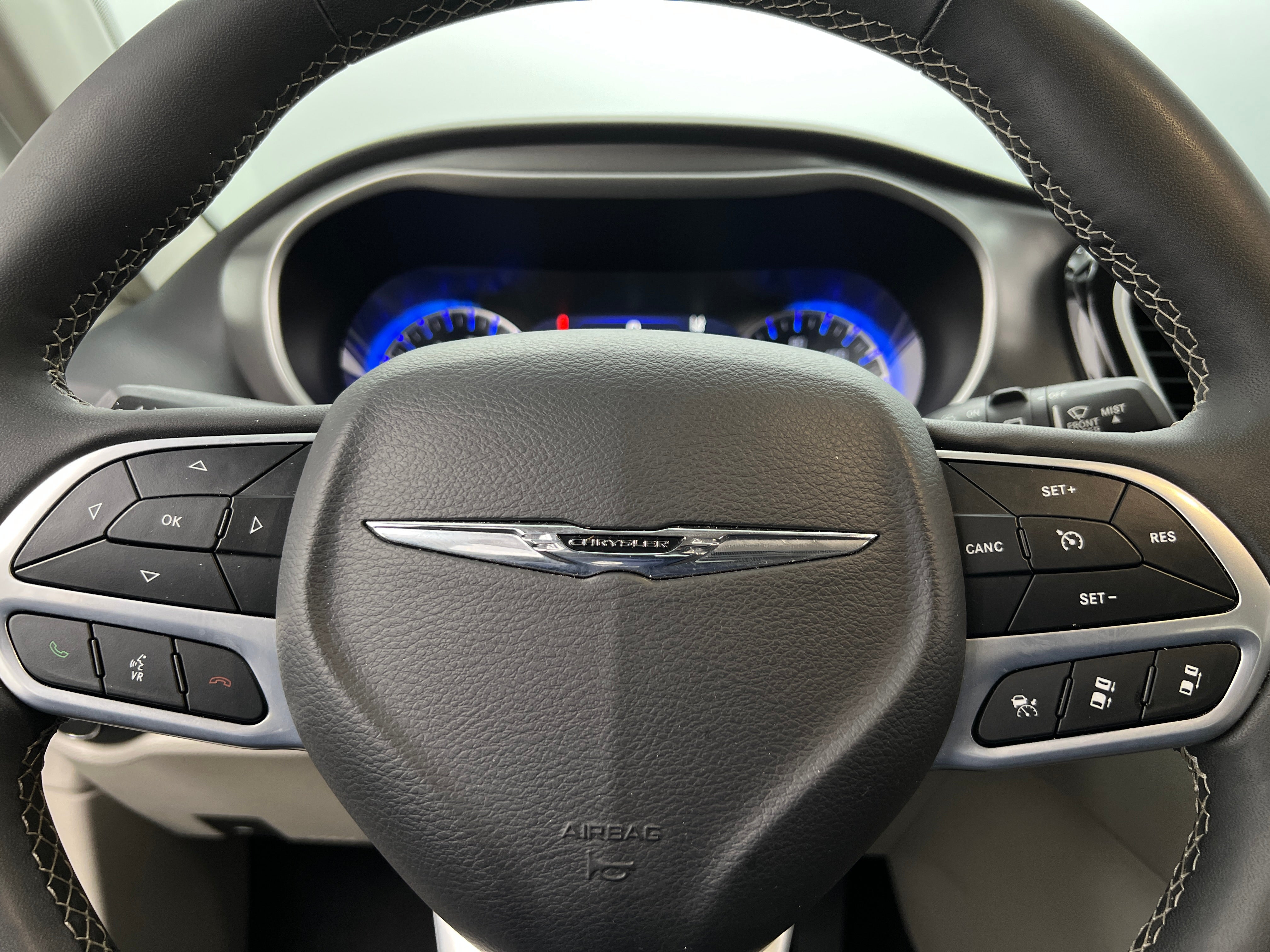 2023 Chrysler Pacifica Touring L 4