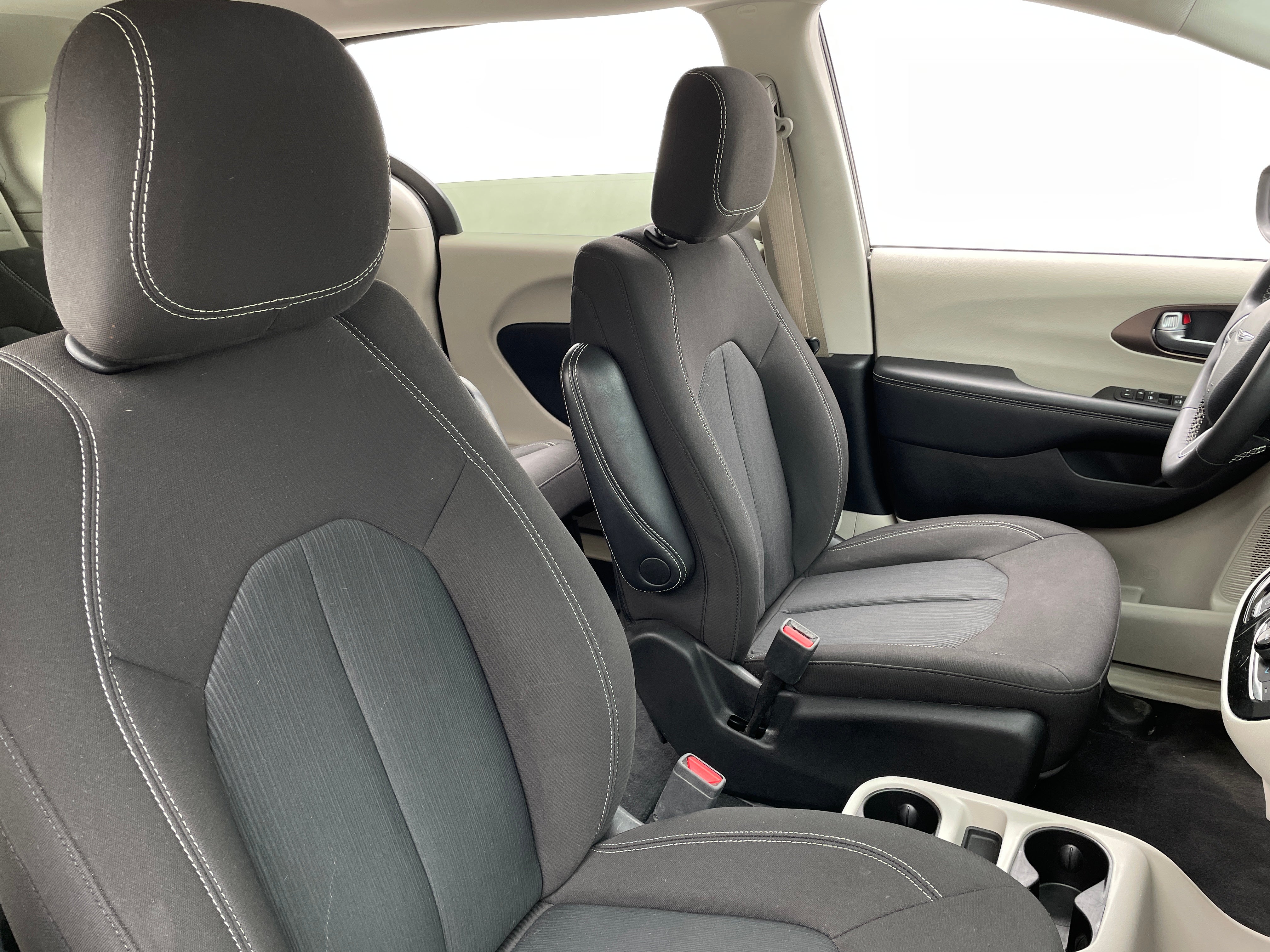 2023 Chrysler Voyager LX 2