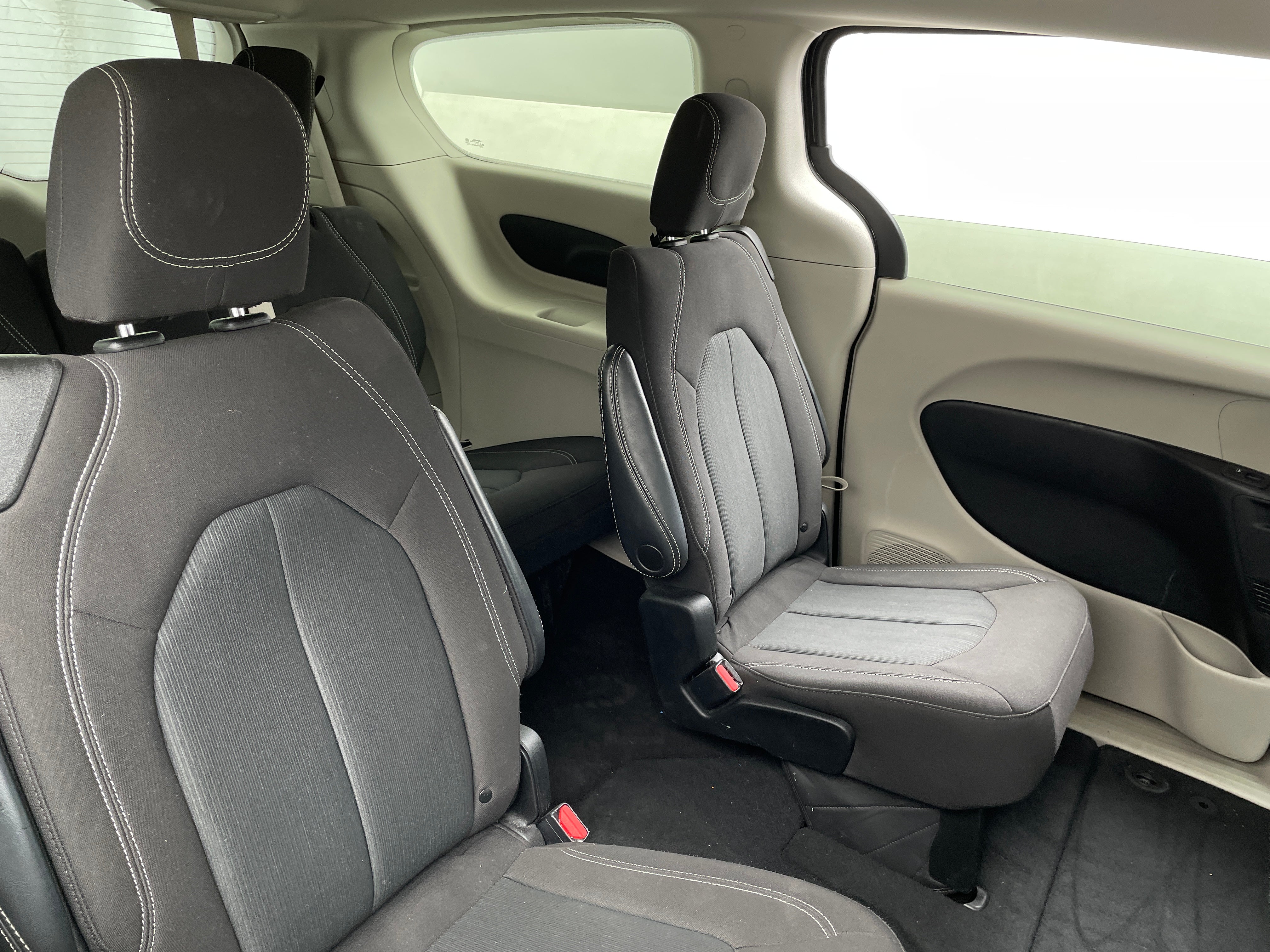 2023 Chrysler Voyager LX 6
