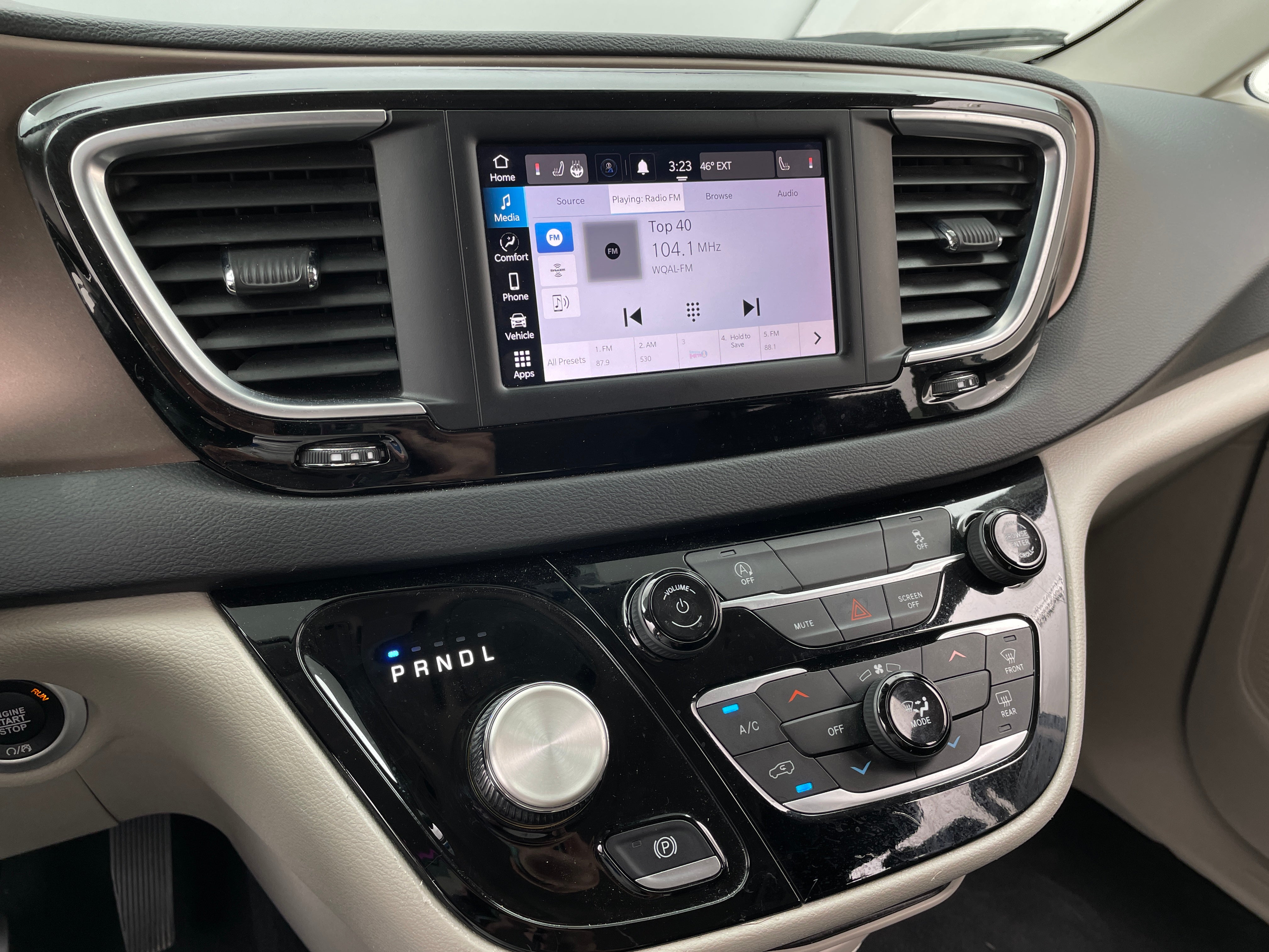 2023 Chrysler Voyager LX 4