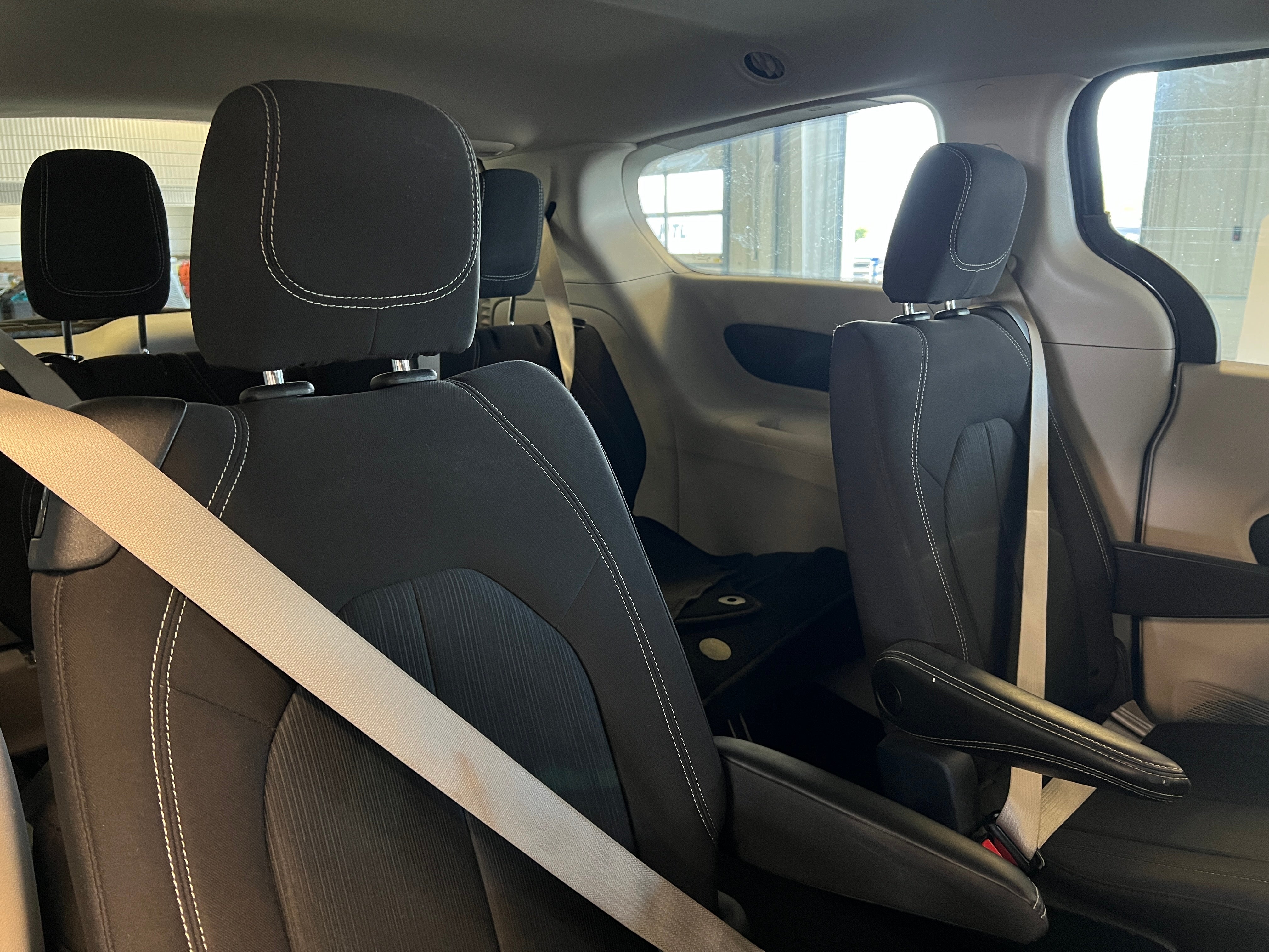 2022 Chrysler Voyager LX 6