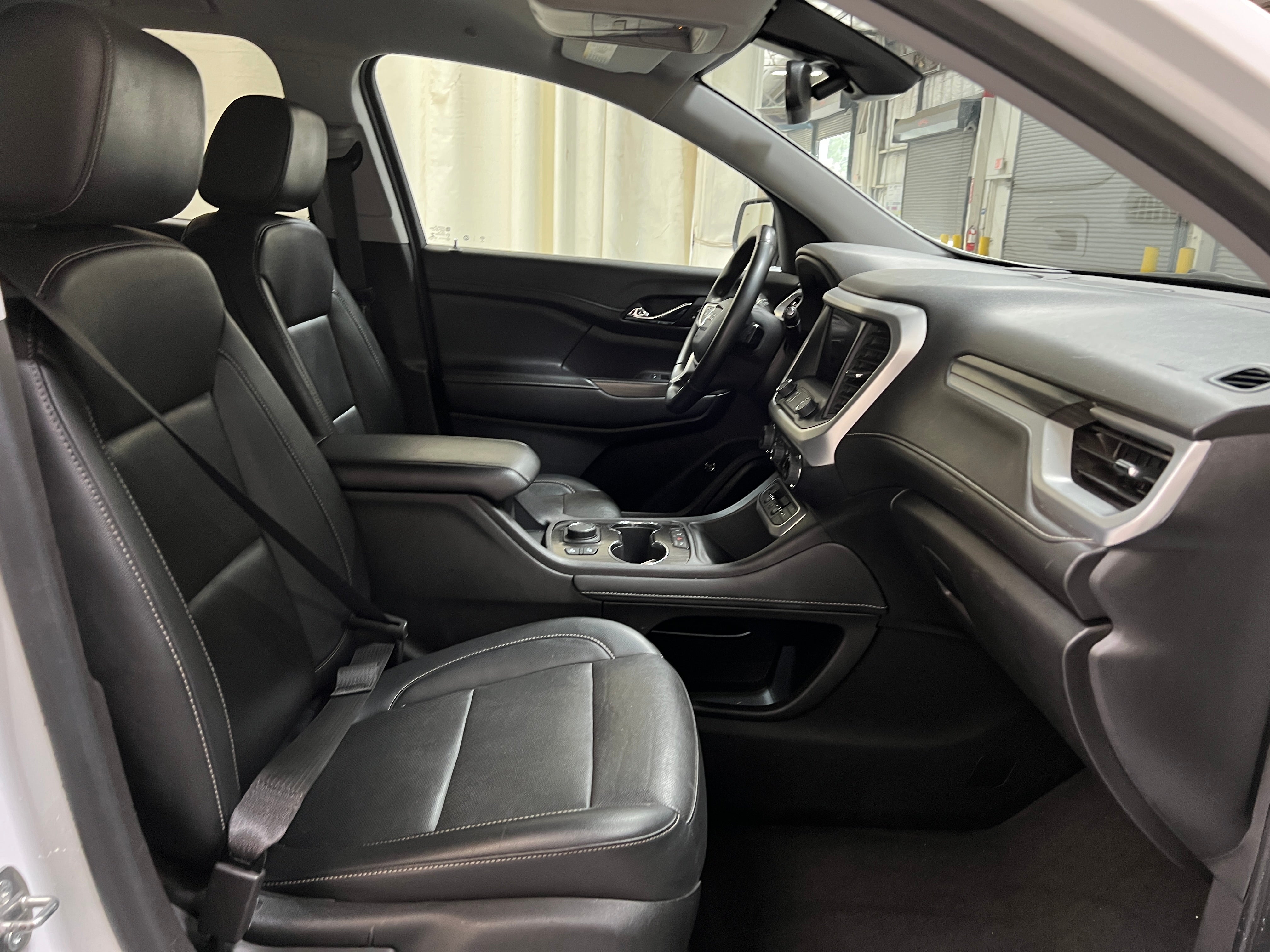 2023 GMC Acadia SLT 2