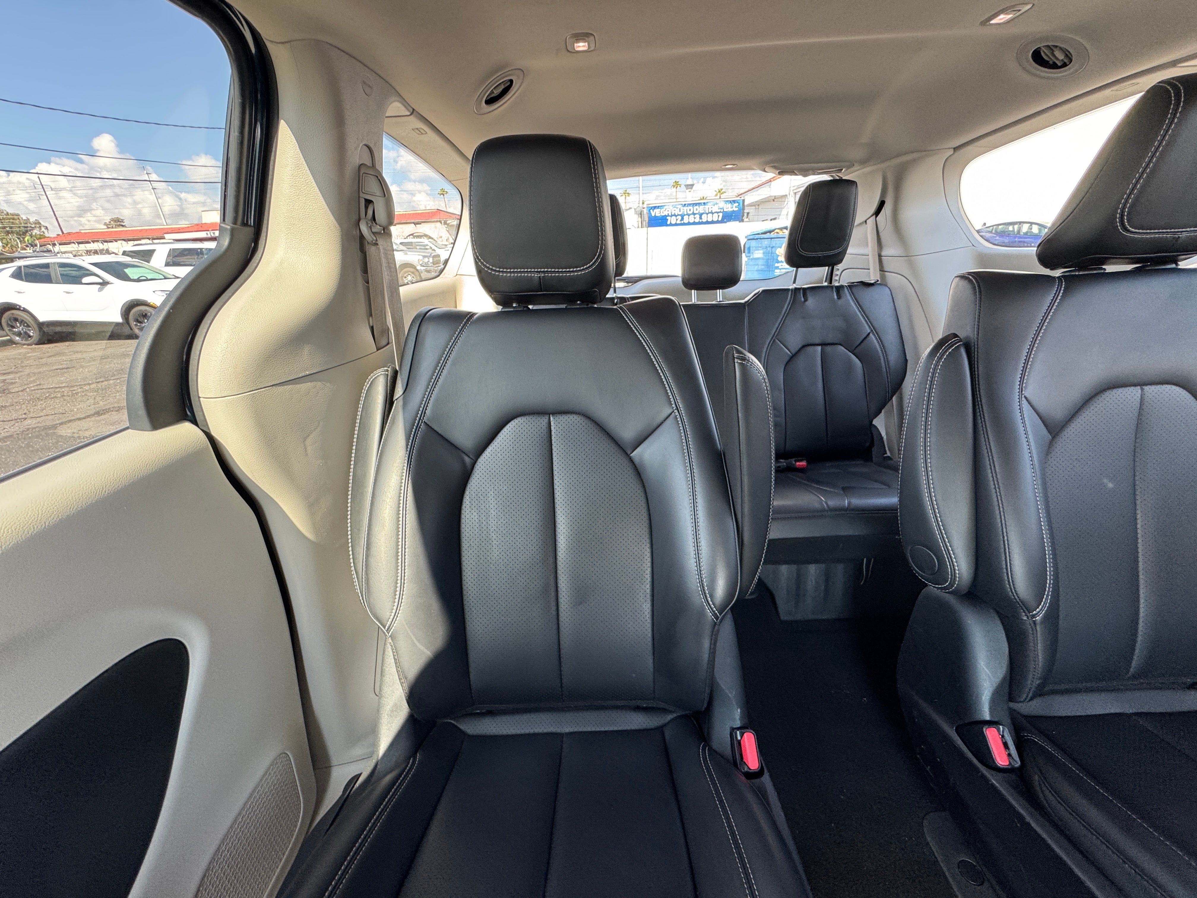 2023 Chrysler Pacifica Hybrid Touring L 4