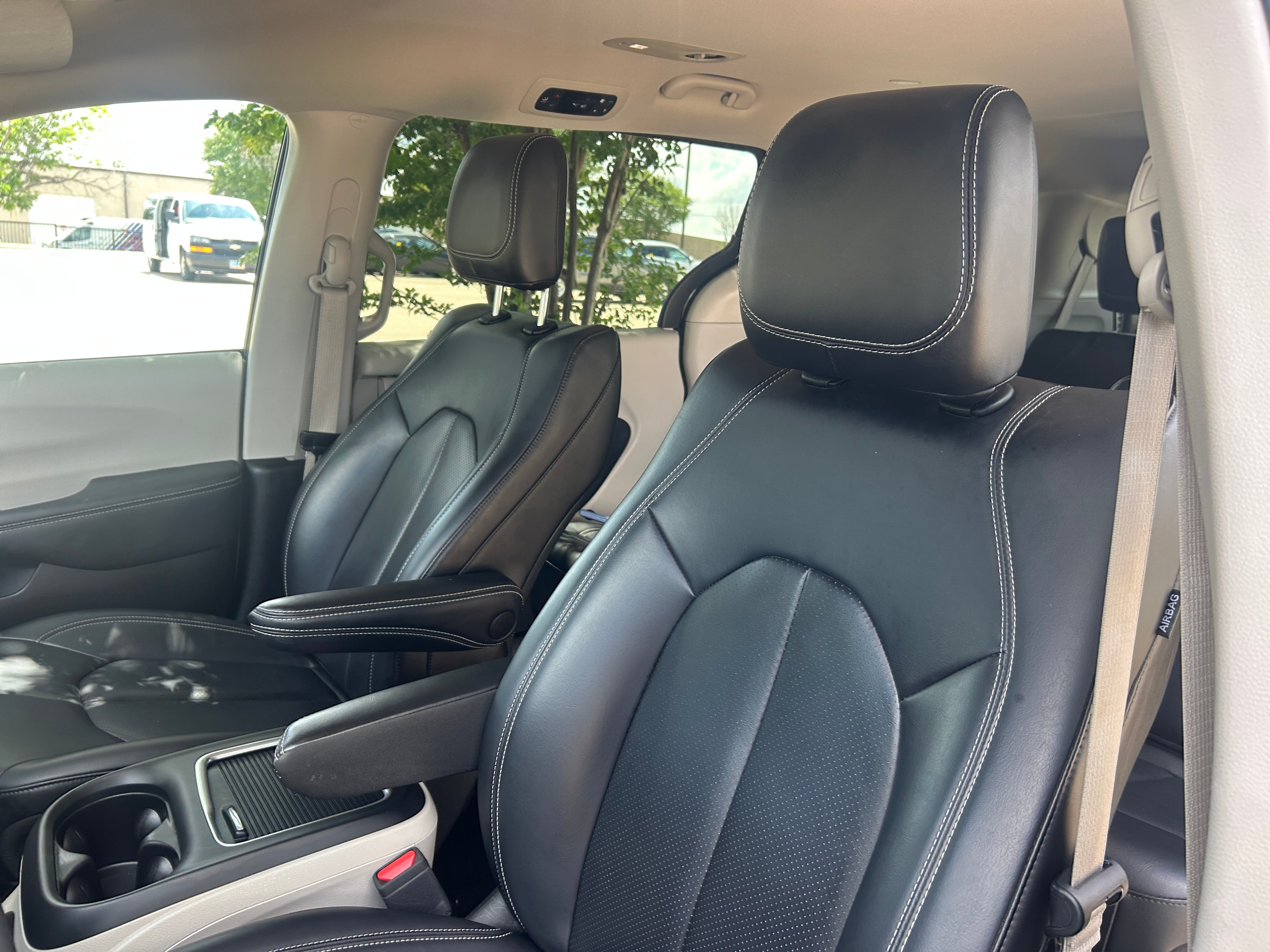 2023 Chrysler Pacifica Hybrid Touring L 2