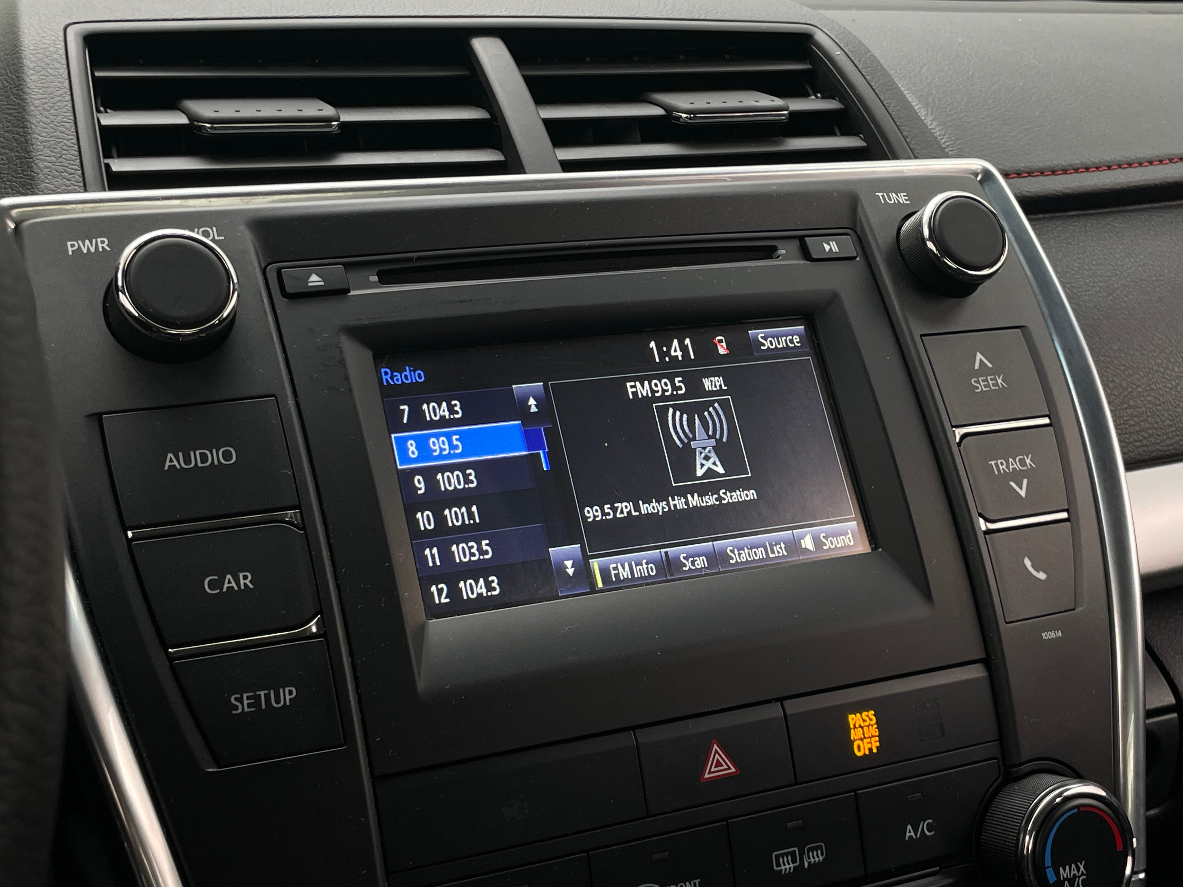 2017 Toyota Camry SE 4