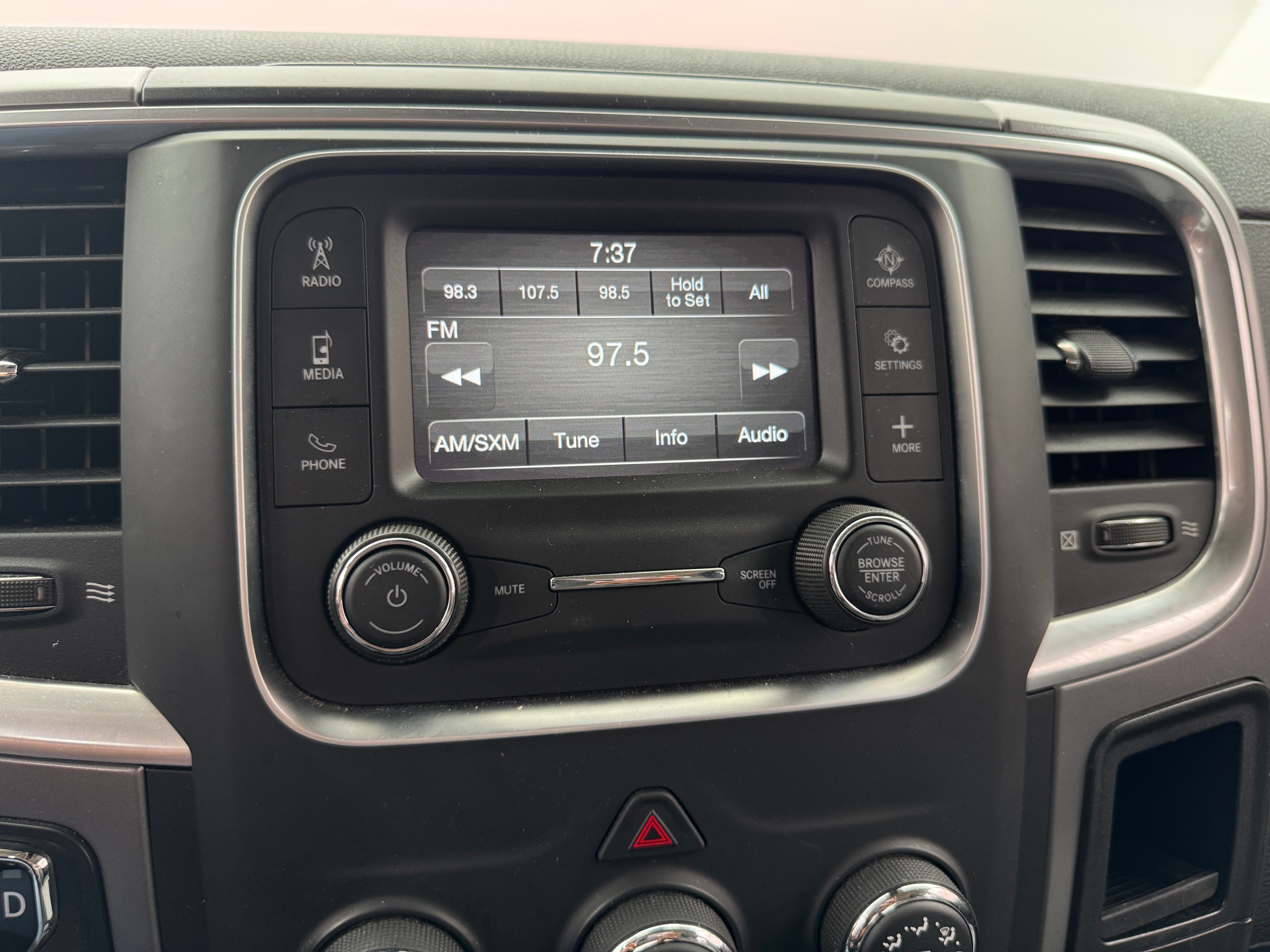 2022 RAM 1500 Classic SLT 4