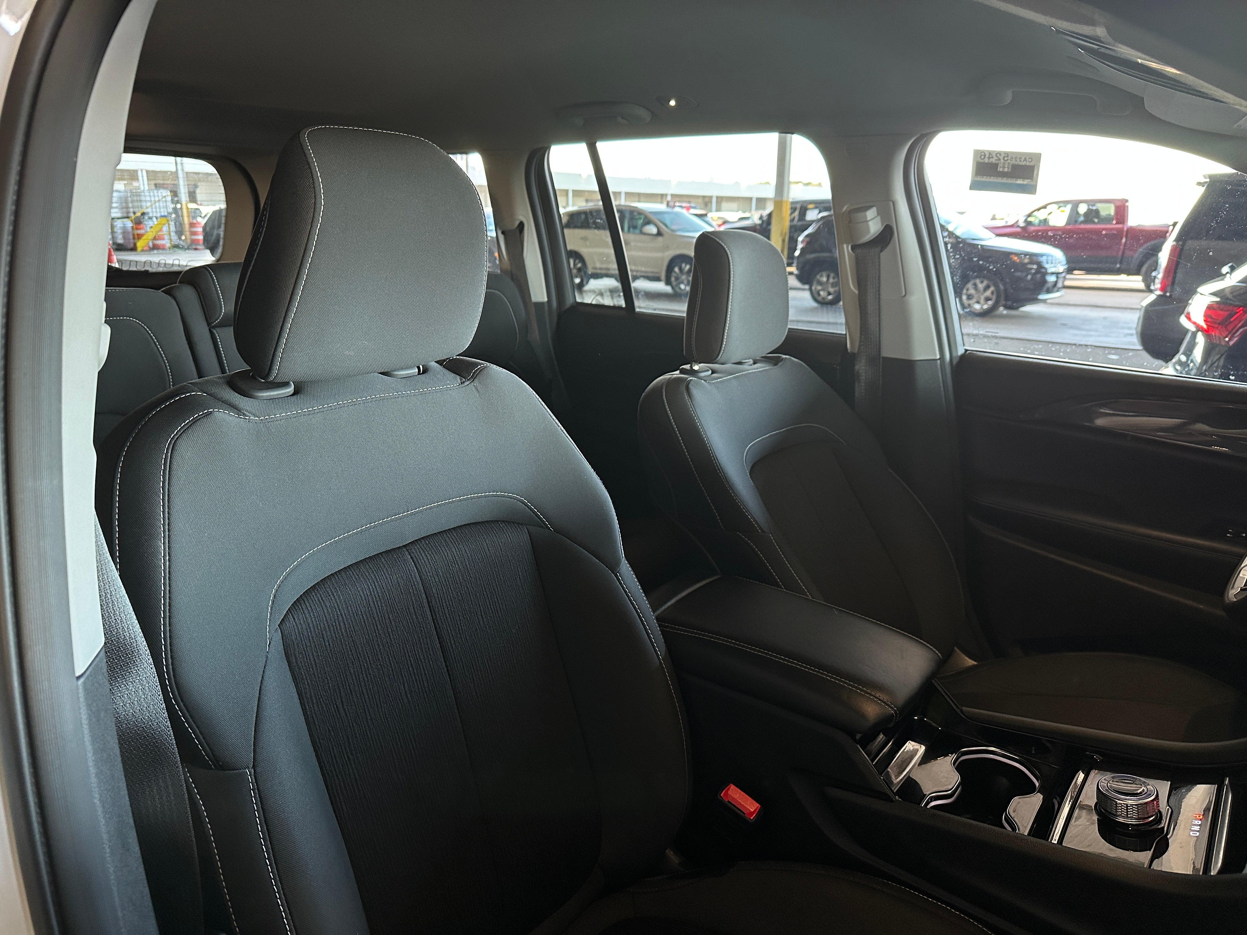 2023 Jeep Grand Cherokee Laredo 2