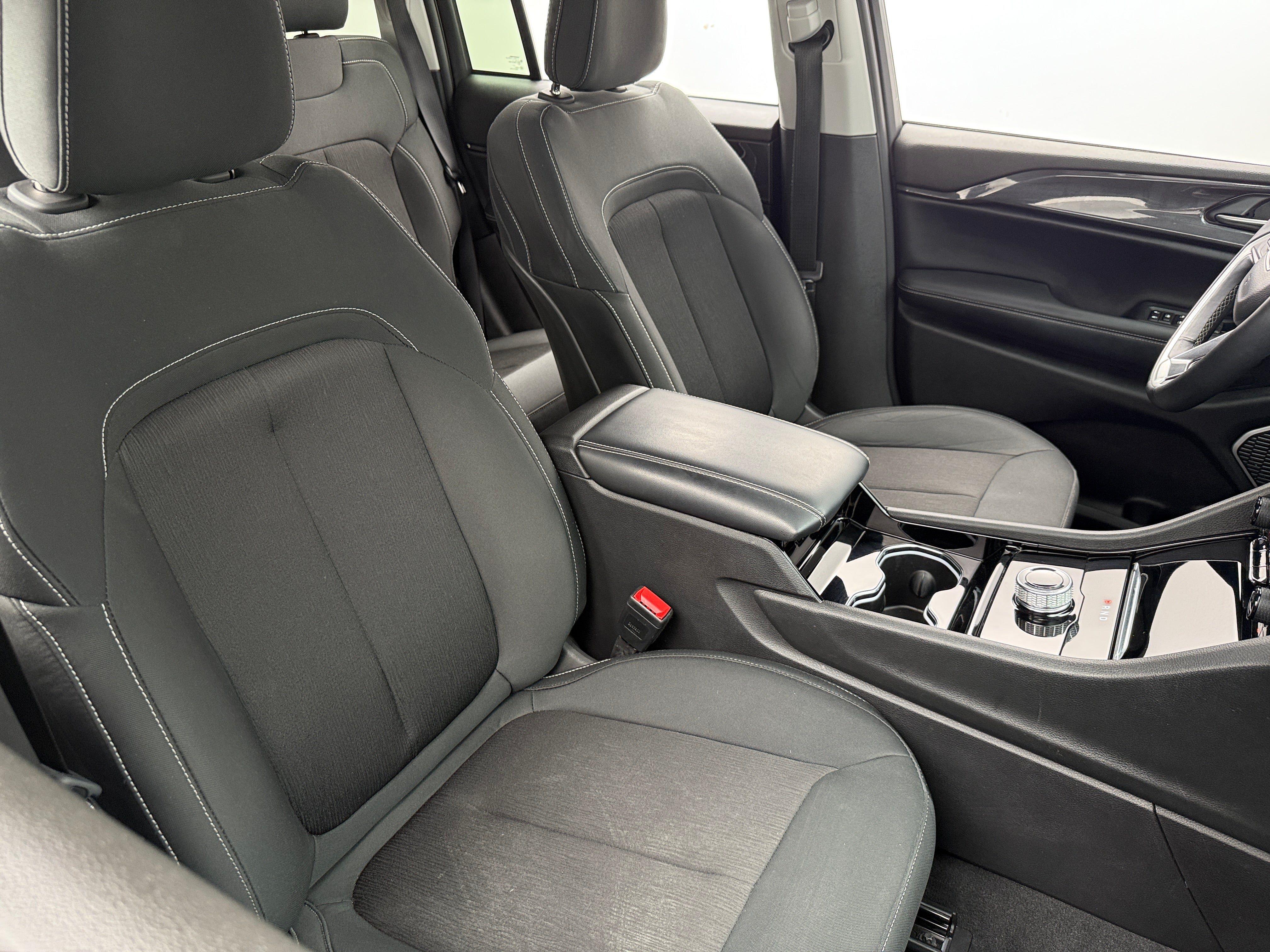 2022 Jeep Grand Cherokee Laredo 2