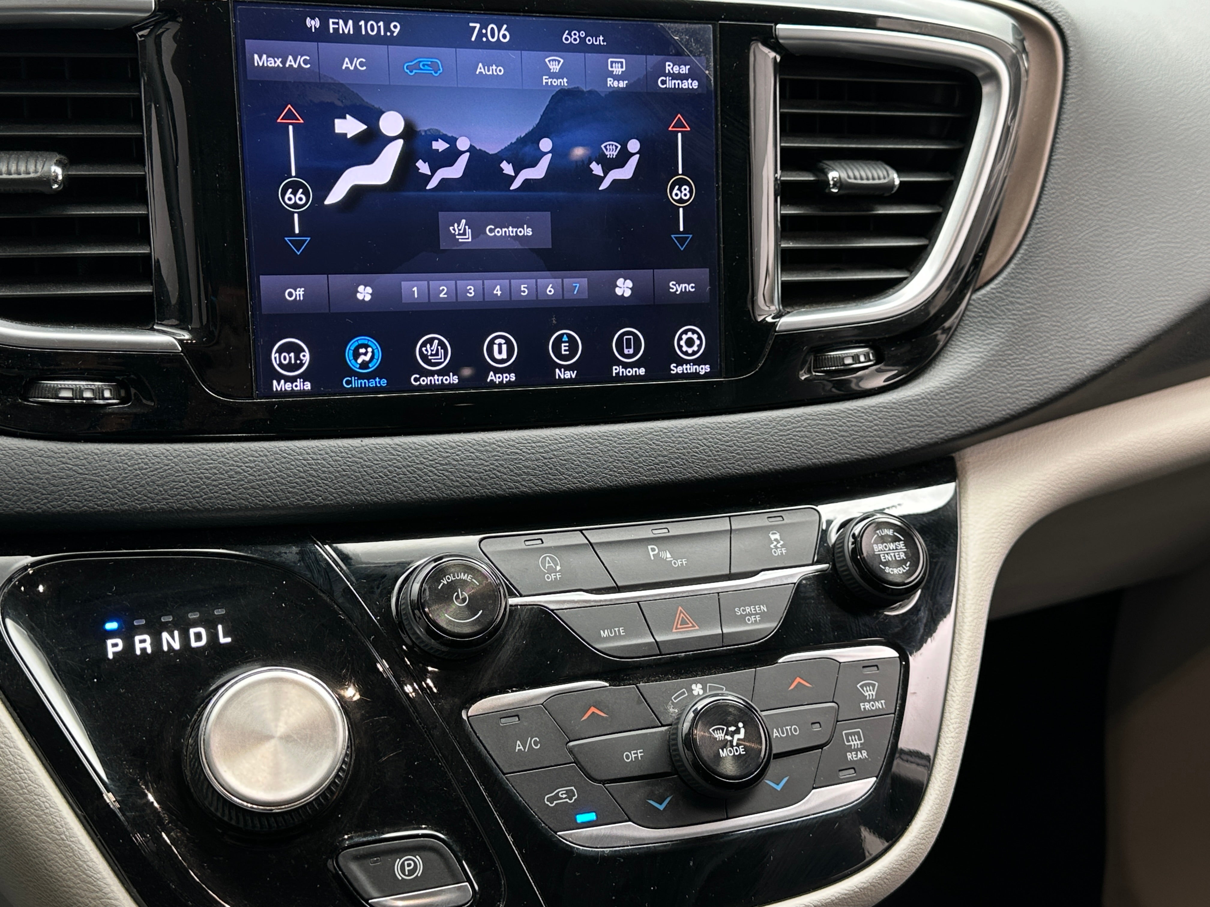 2018 Chrysler Pacifica  3