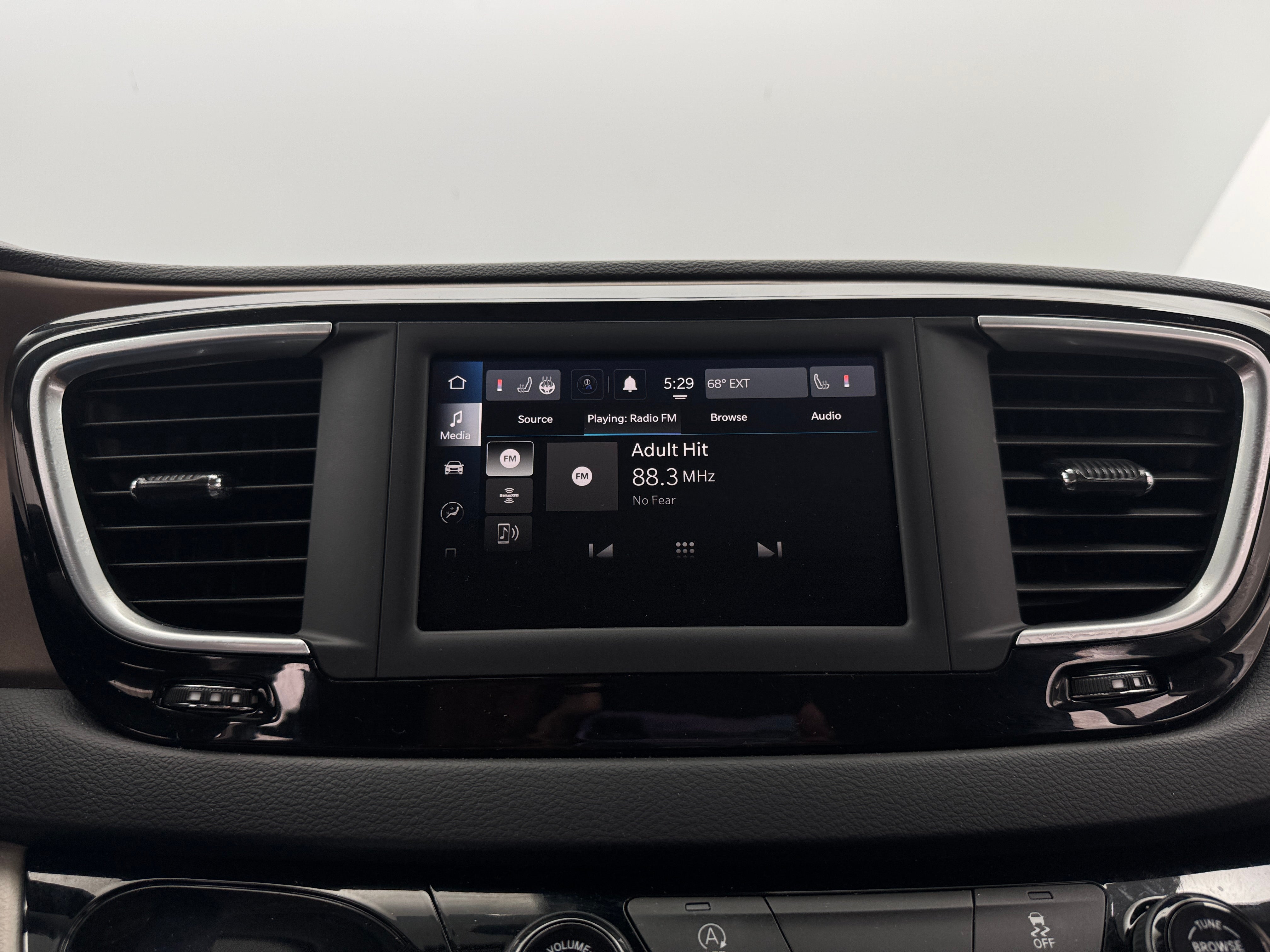 2024 Chrysler Voyager LX 4