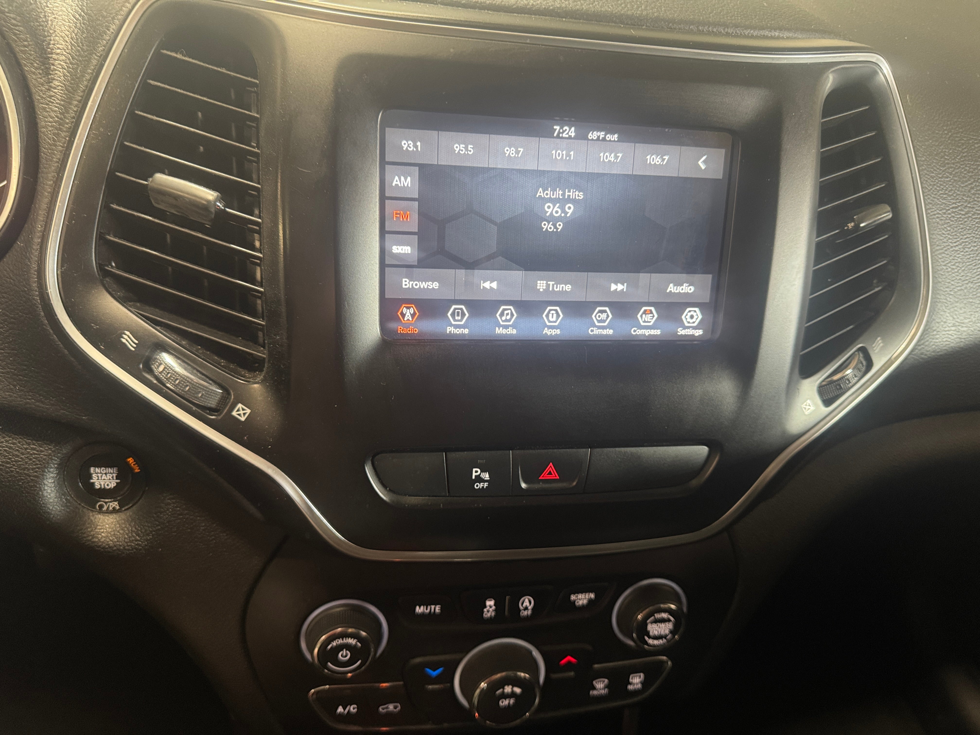 2020 Jeep Cherokee Altitude 4