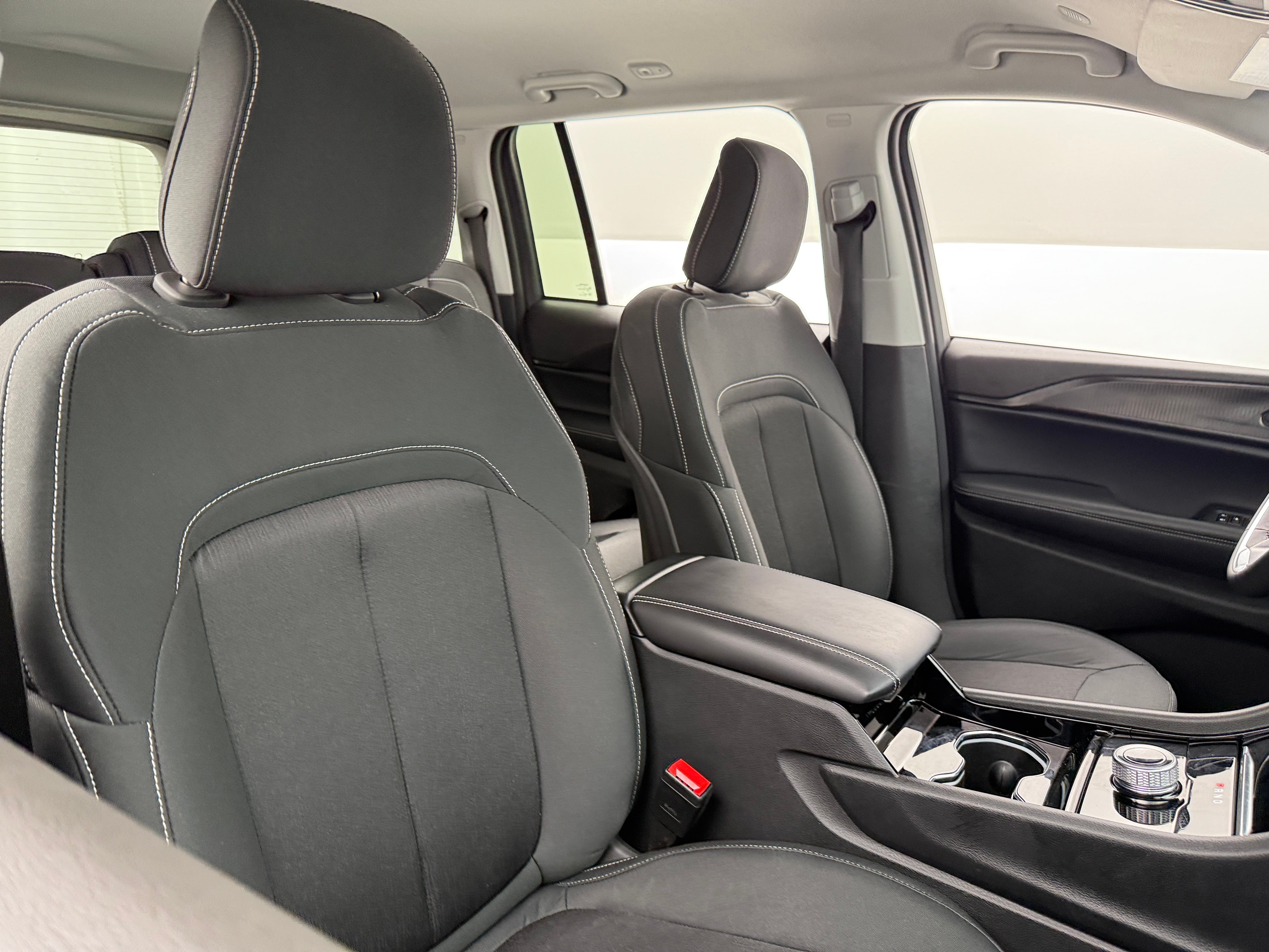 2023 Jeep Grand Cherokee Laredo 2