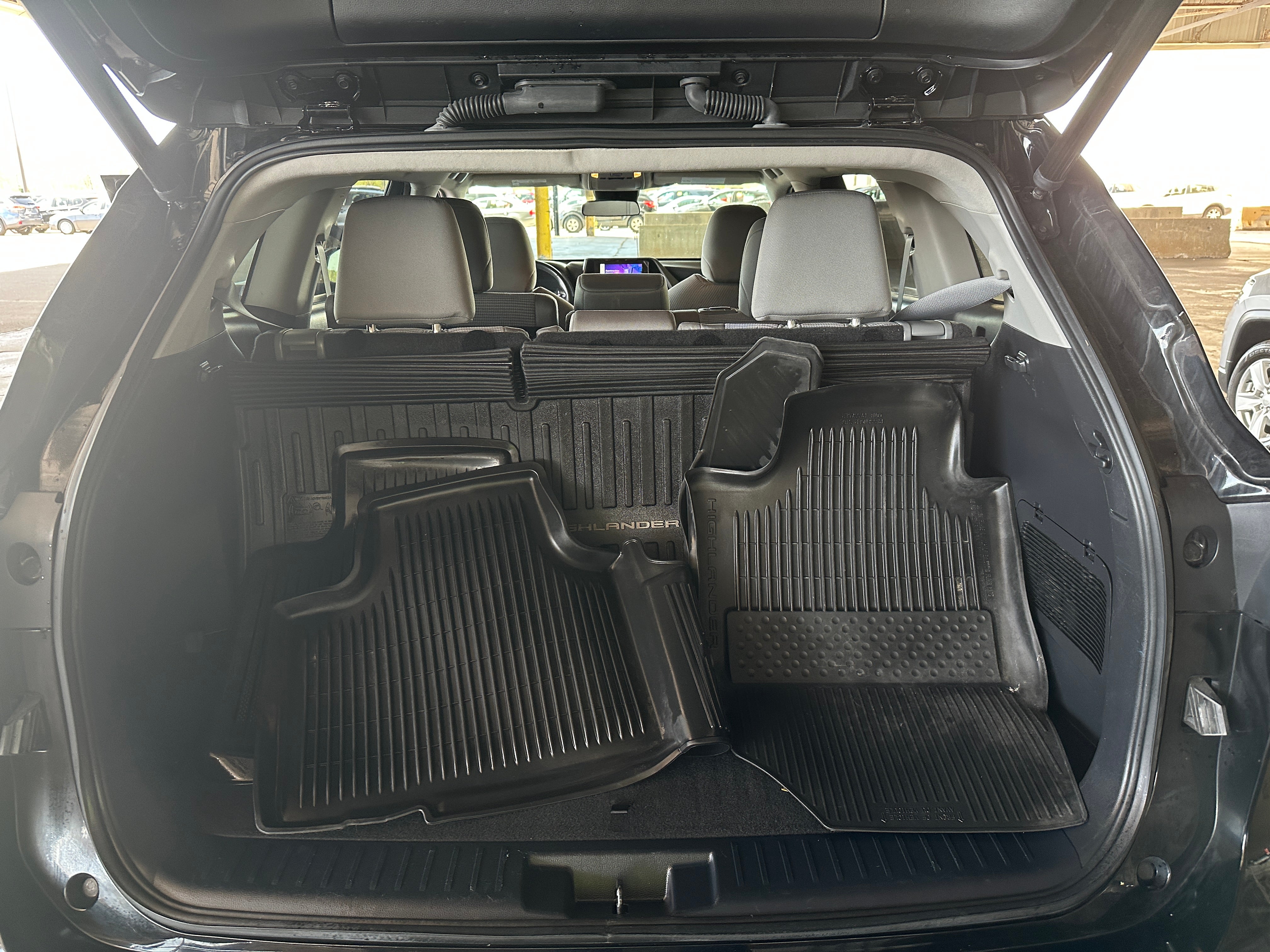 2023 Toyota Highlander LE 7