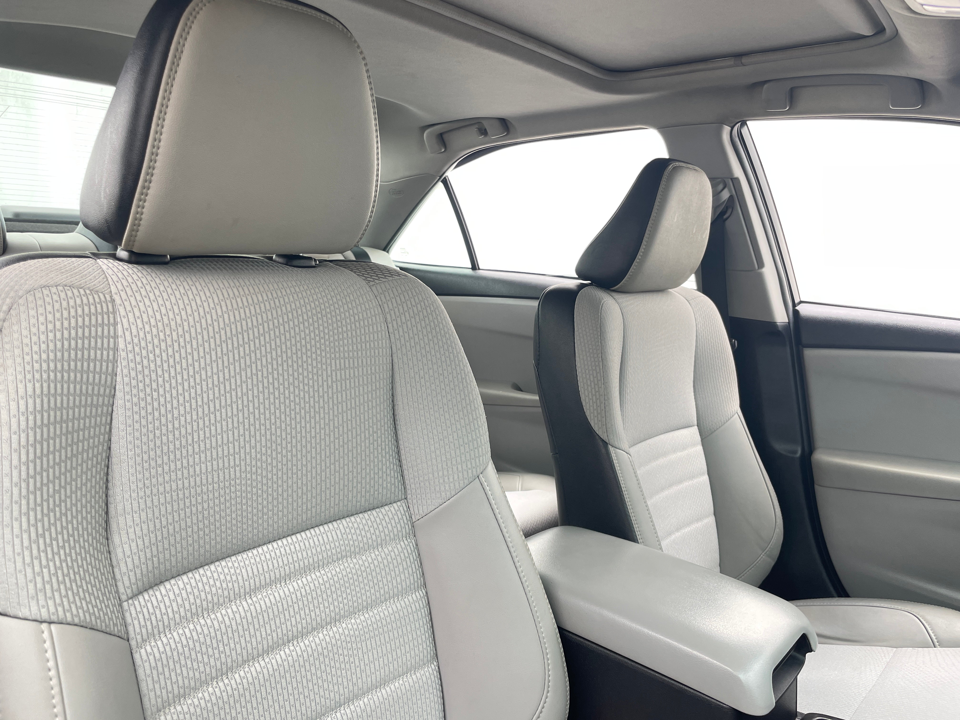 2017 Toyota Camry SE 2