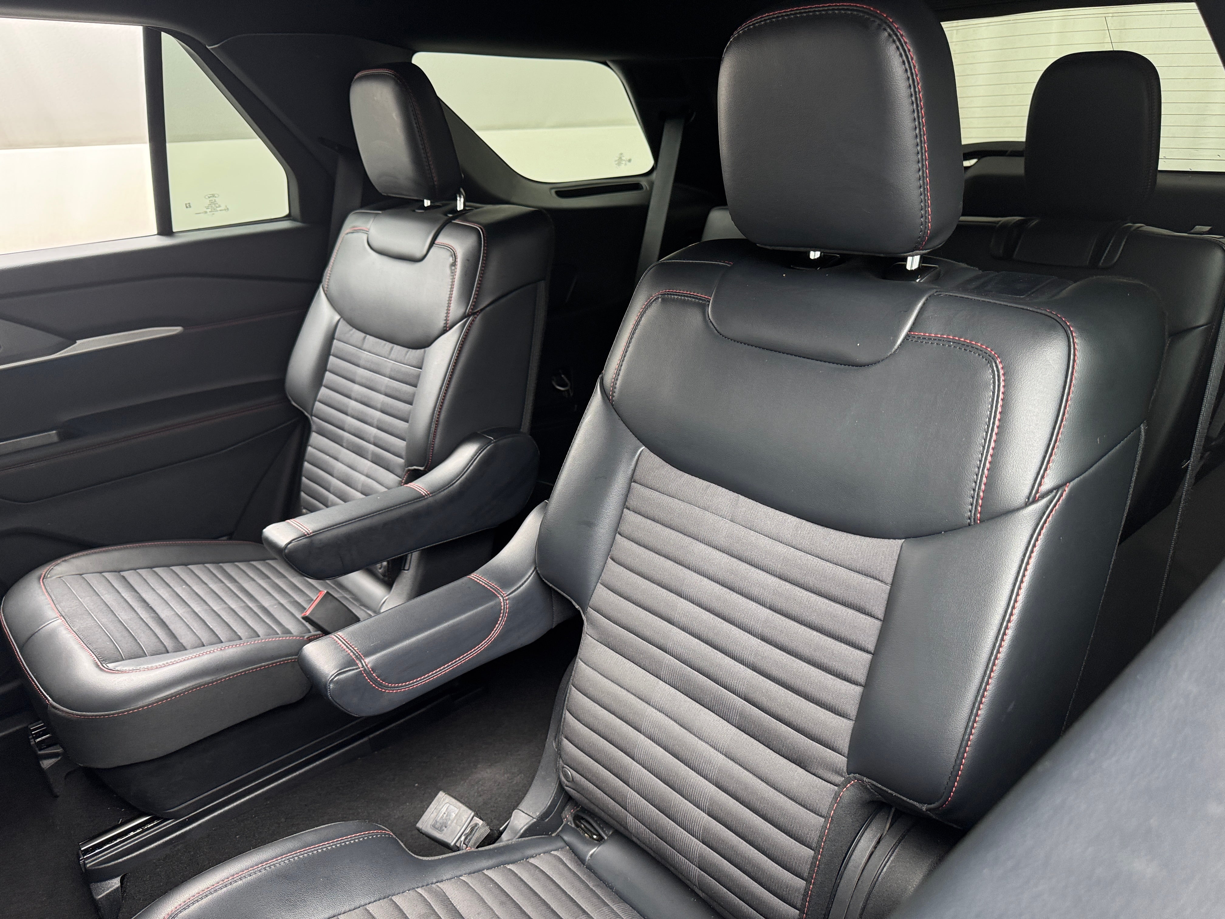 2025 Ford Explorer ST-Line 5