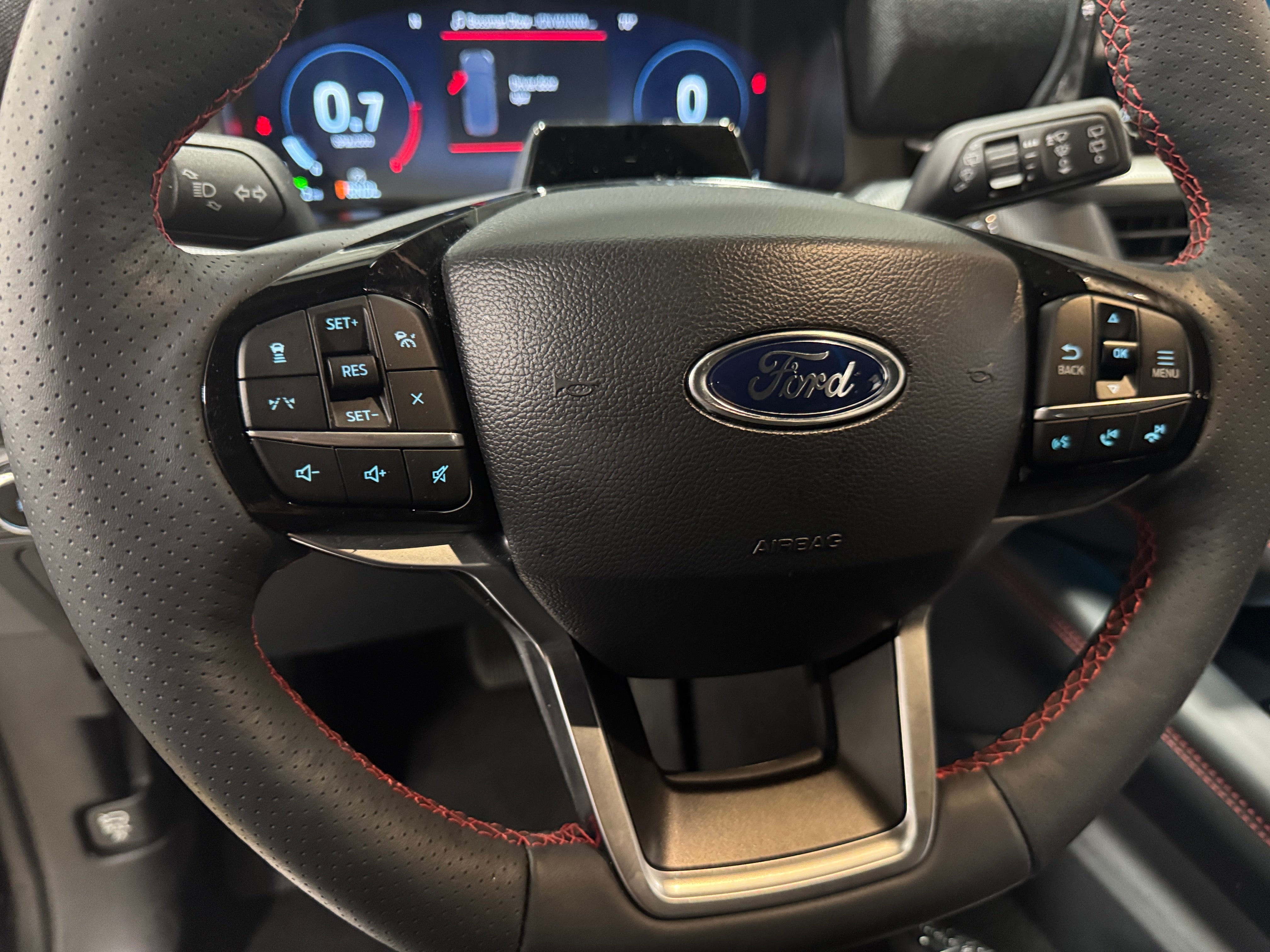 2025 Ford Explorer ST-Line 4