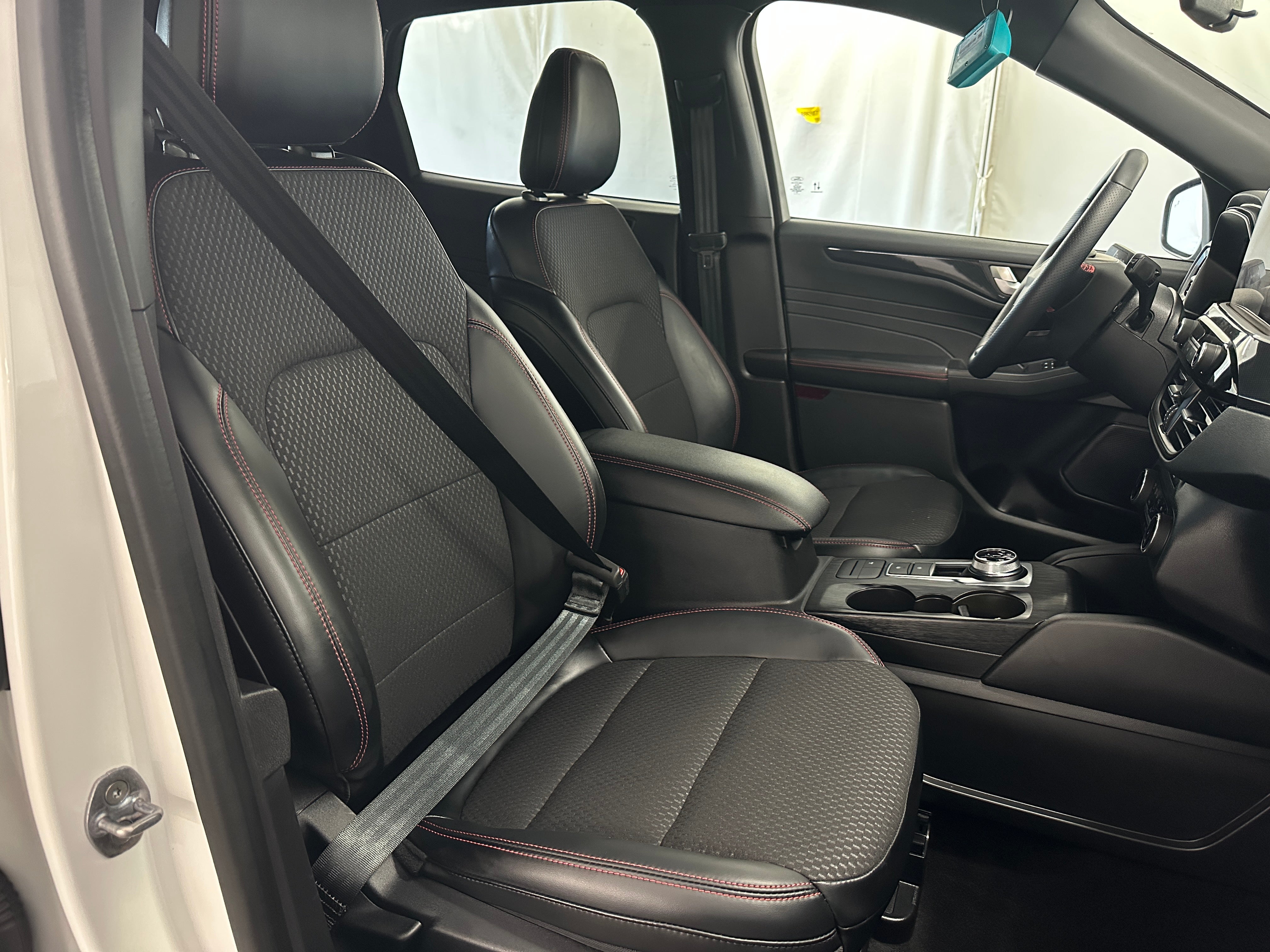 2024 Ford Escape ST-Line 2