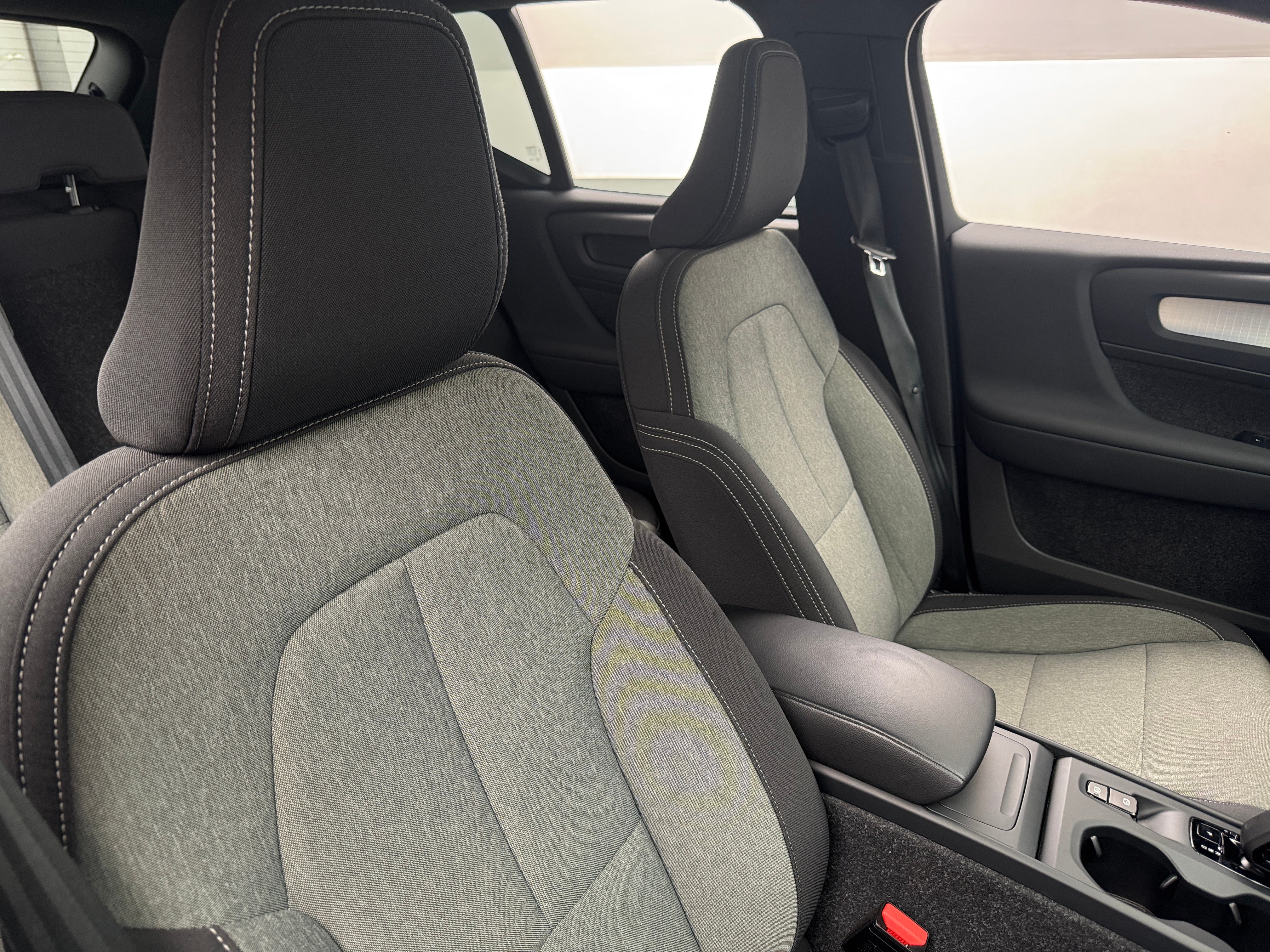 2025 Volvo XC40 B5 Core 2