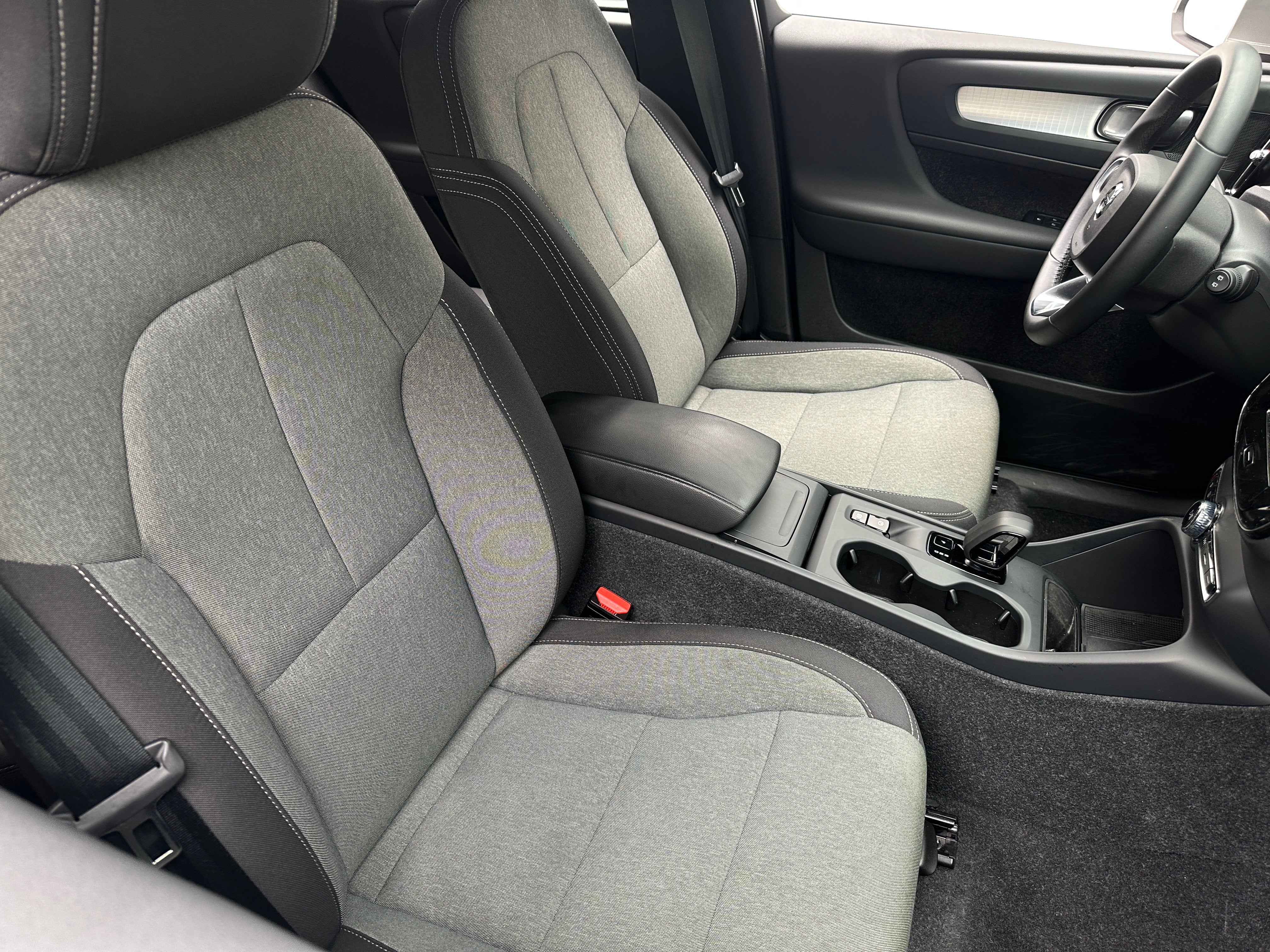 2024 Volvo XC40 B5 Core 2