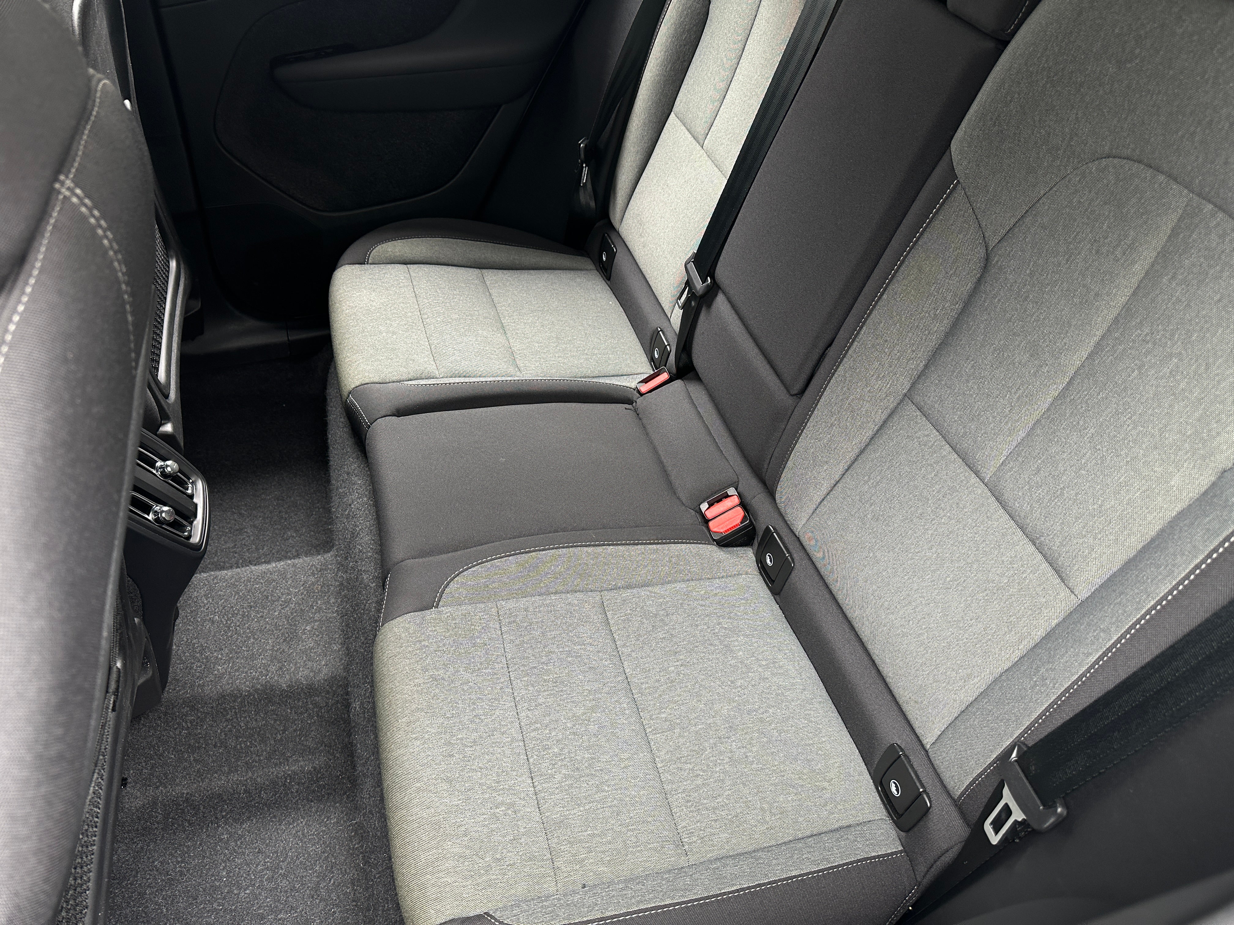 2024 Volvo XC40 B5 Core 6