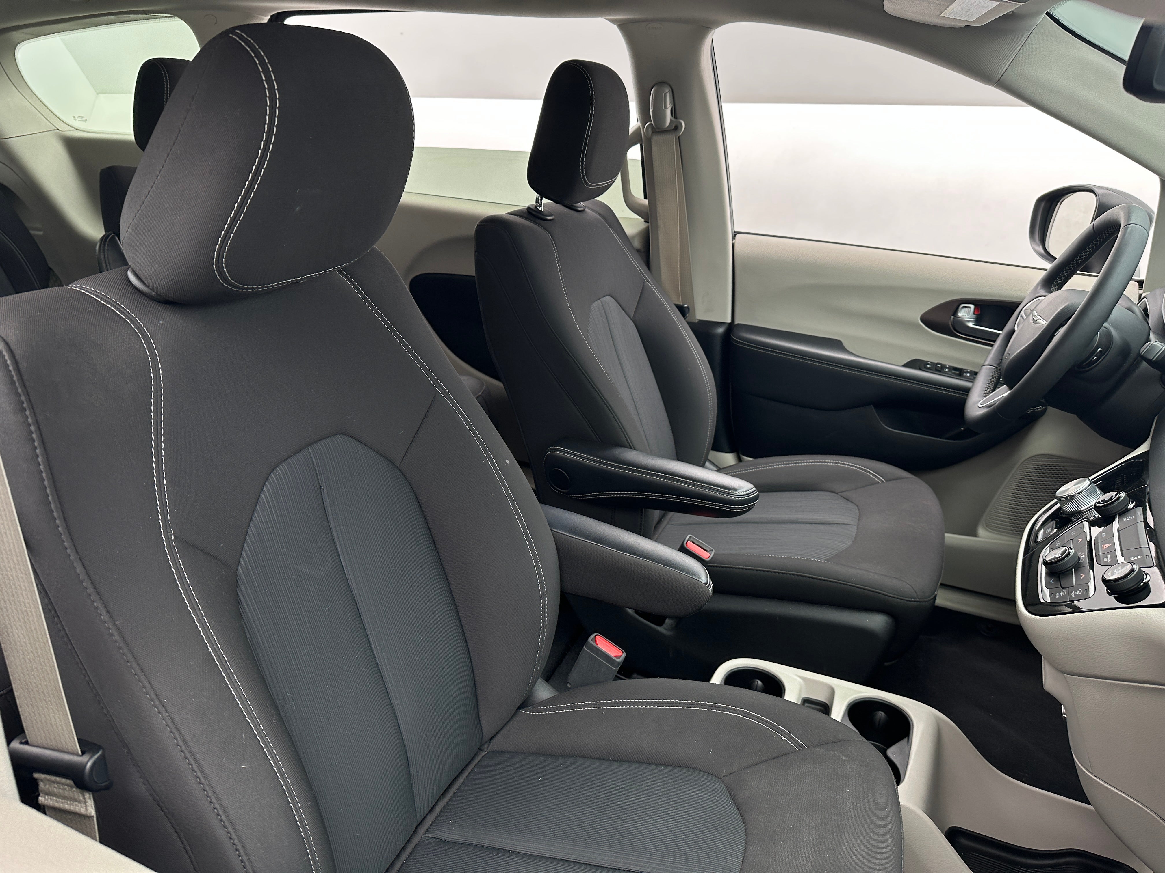 2024 Chrysler Voyager LX 2