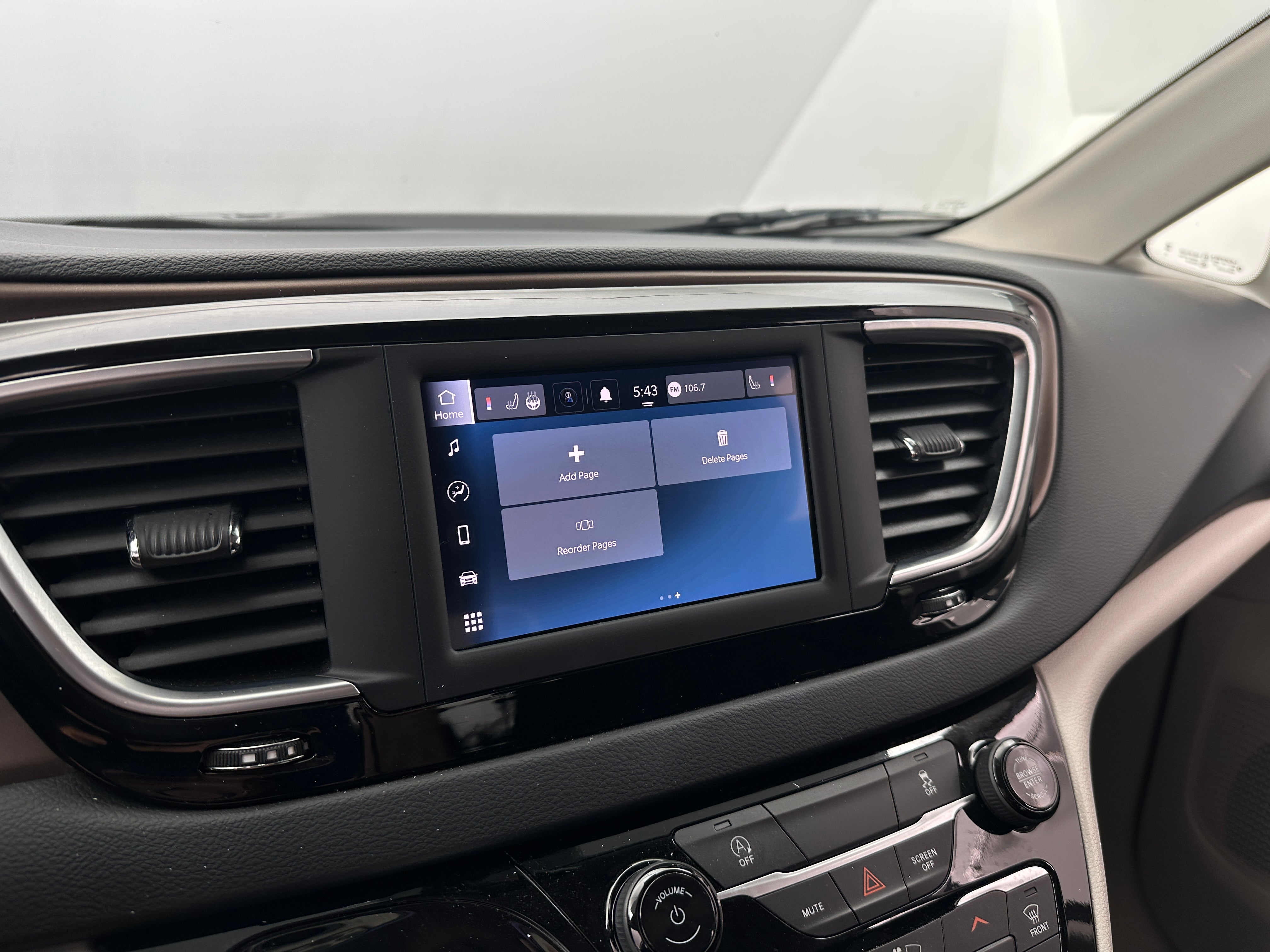 2024 Chrysler Voyager LX 4