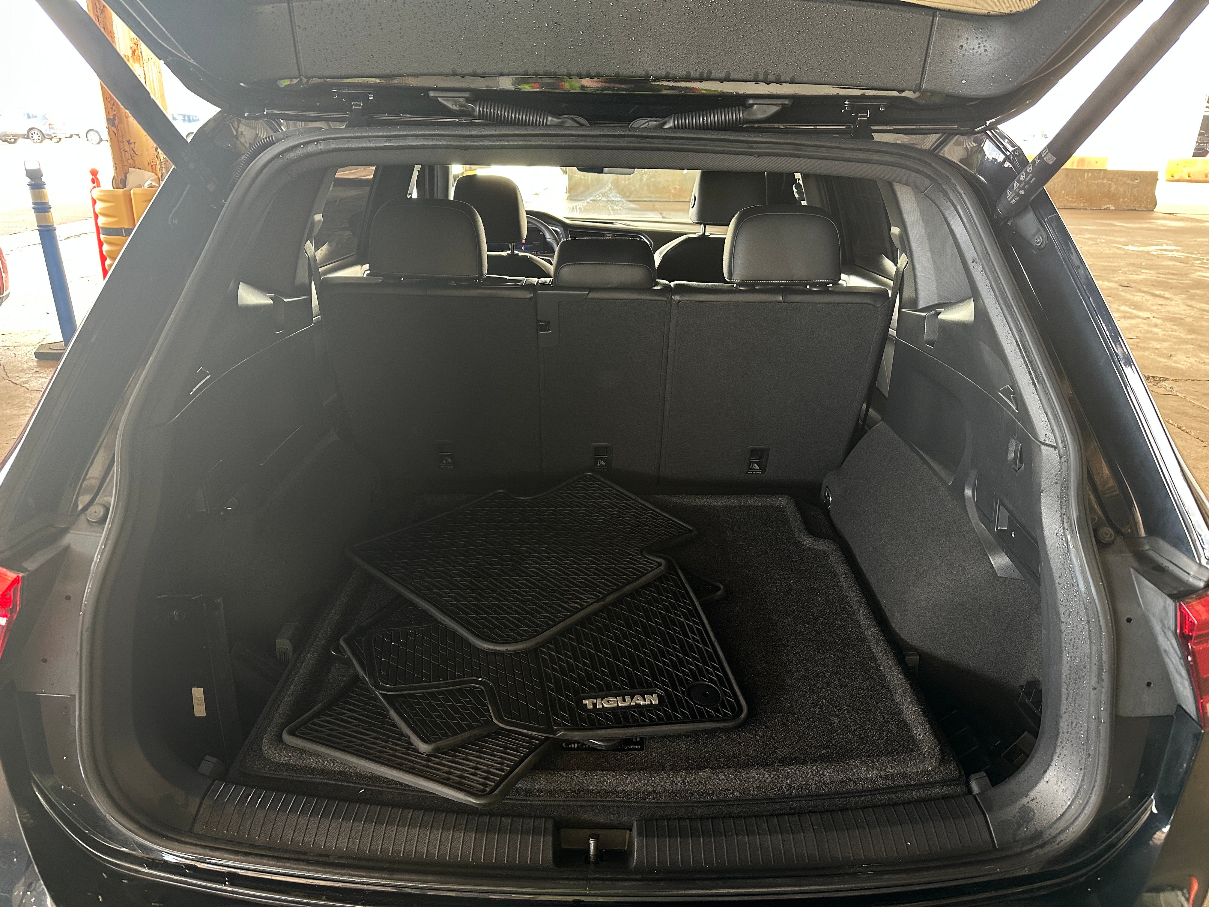 2022 Volkswagen Tiguan SE R-Line Black 2