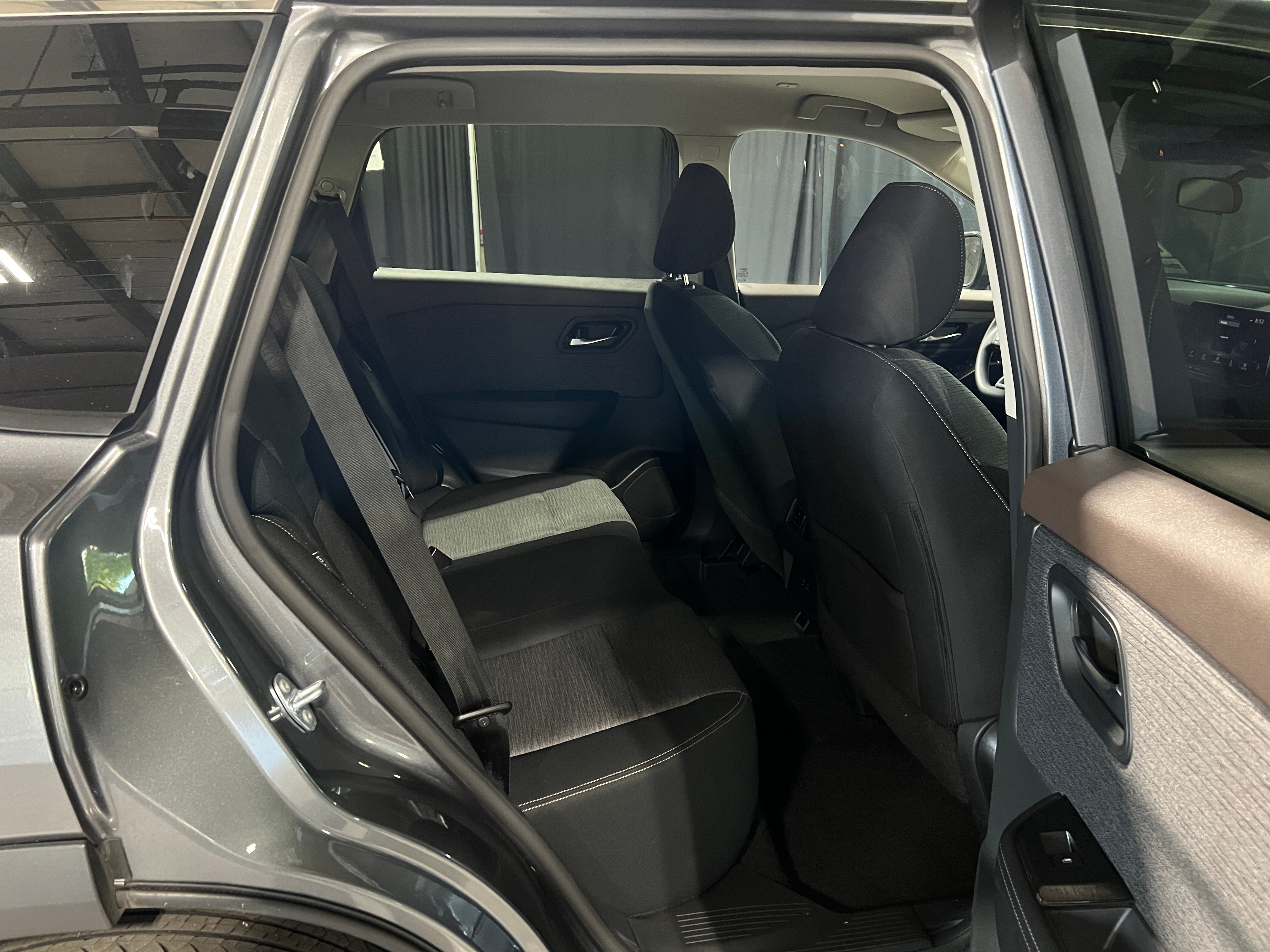 2023 Nissan Rogue SV 6