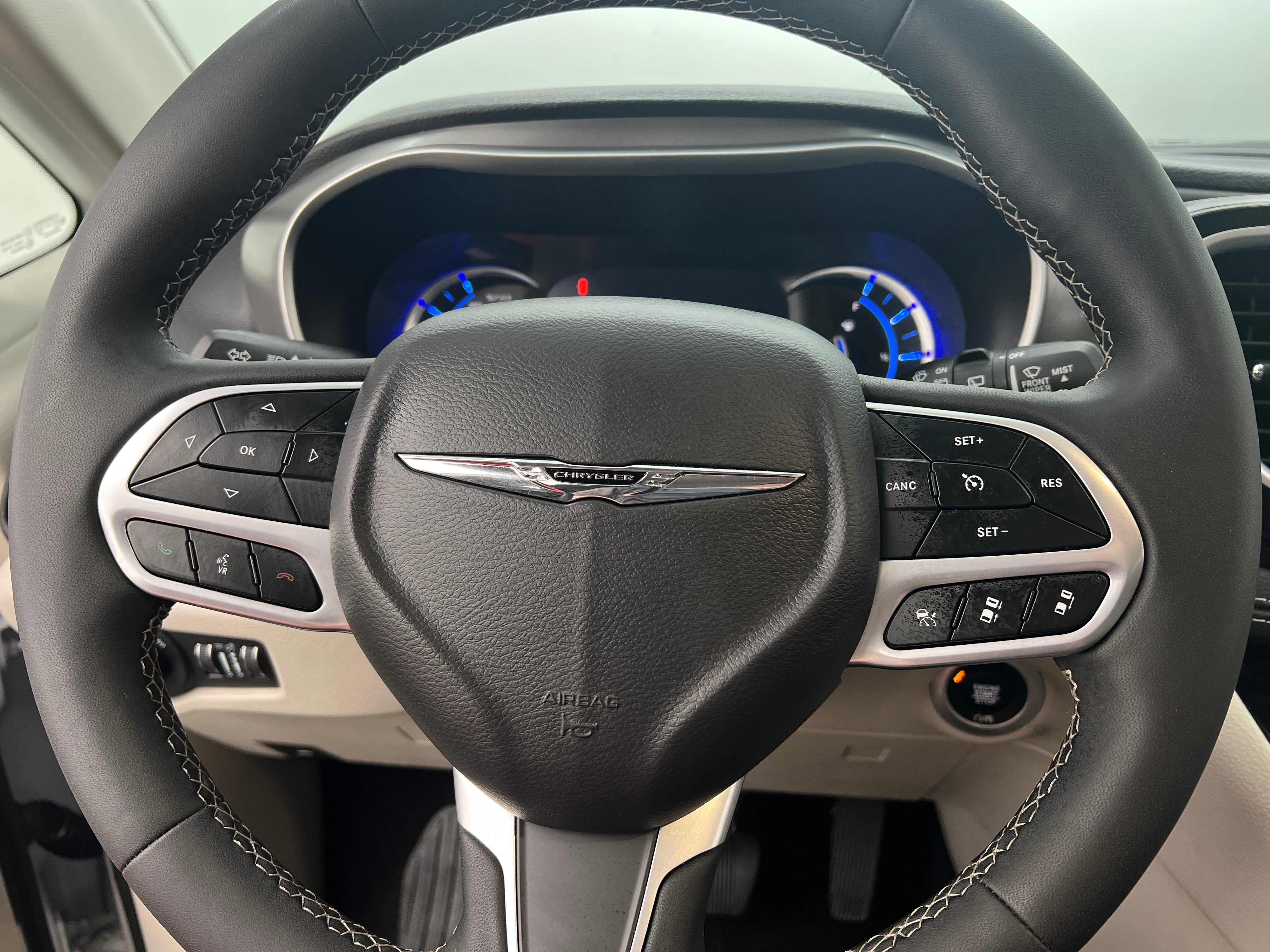 2023 Chrysler Pacifica Hybrid Touring L 4