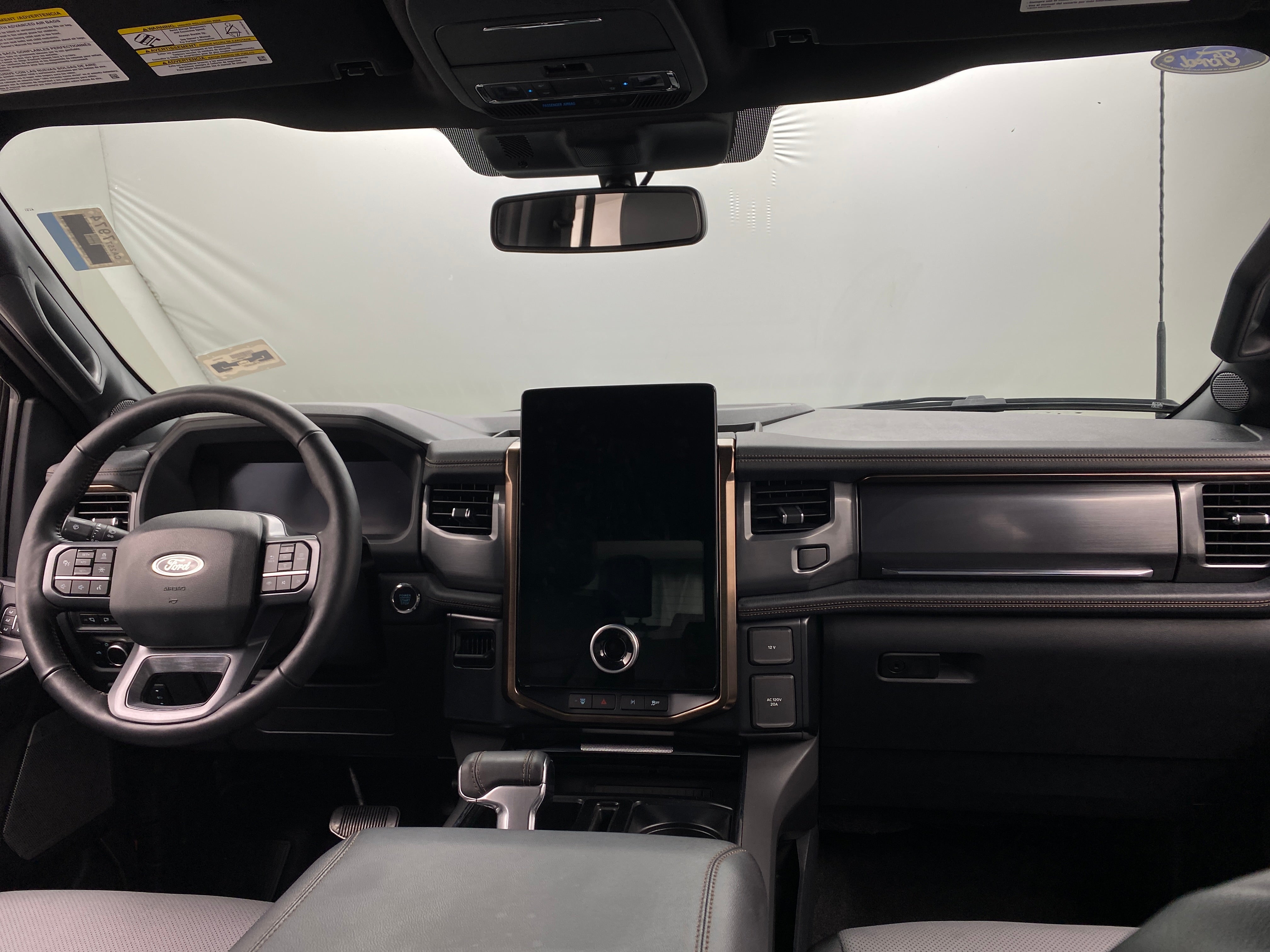 2023 Ford F-150 Lightning Lariat 2