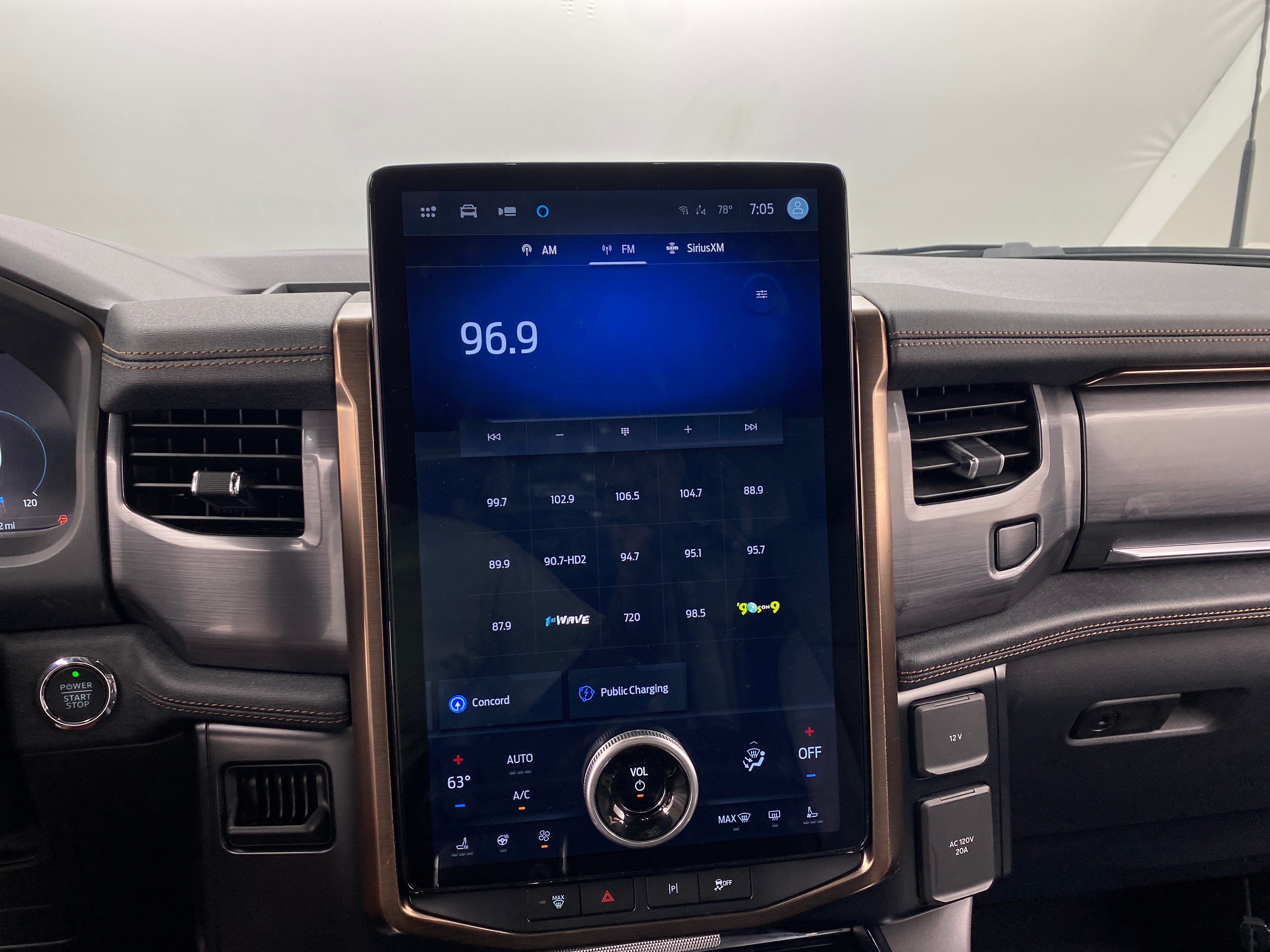 2023 Ford F-150 Lightning Lariat 3
