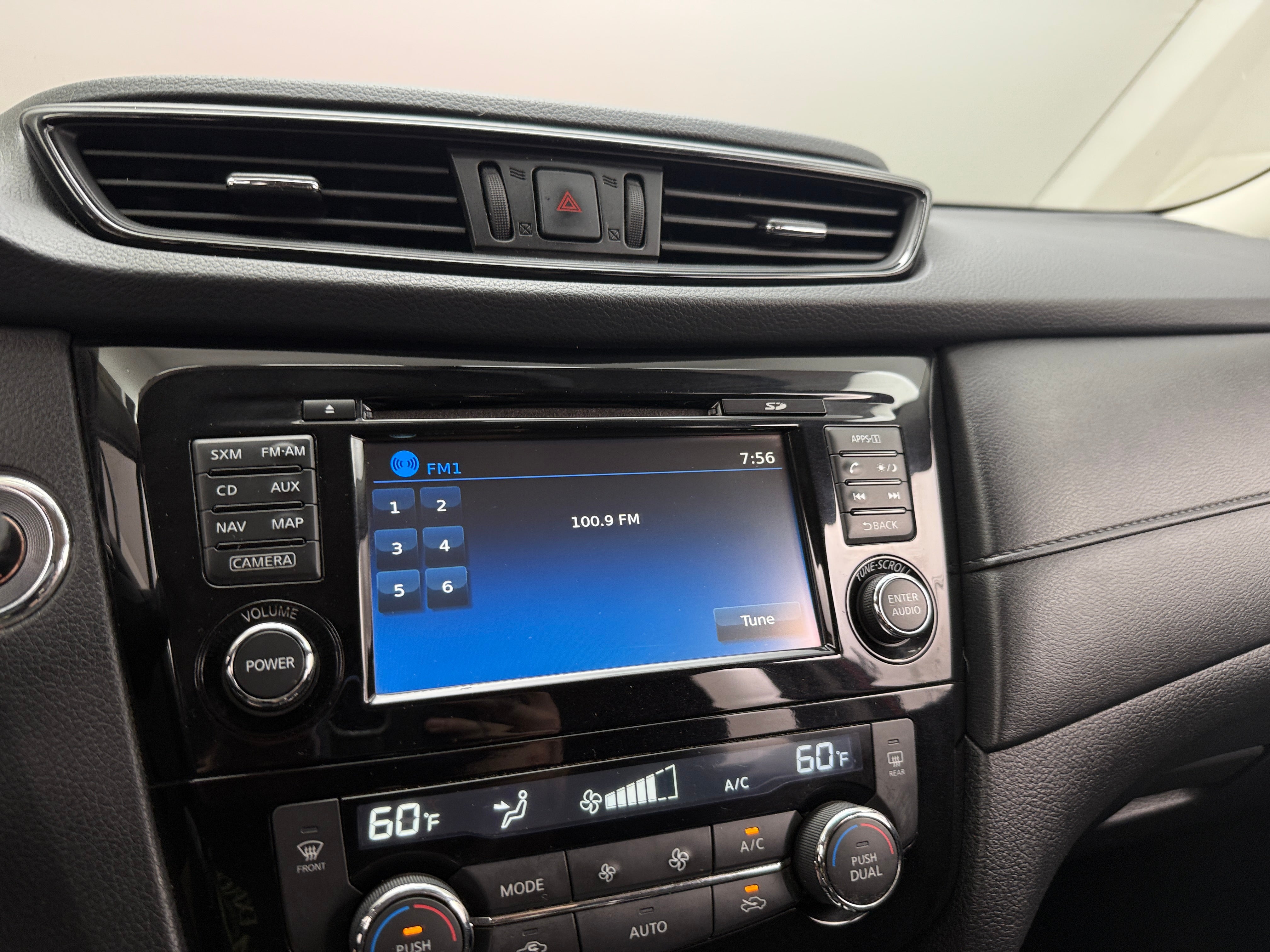 2017 Nissan Rogue SV 4