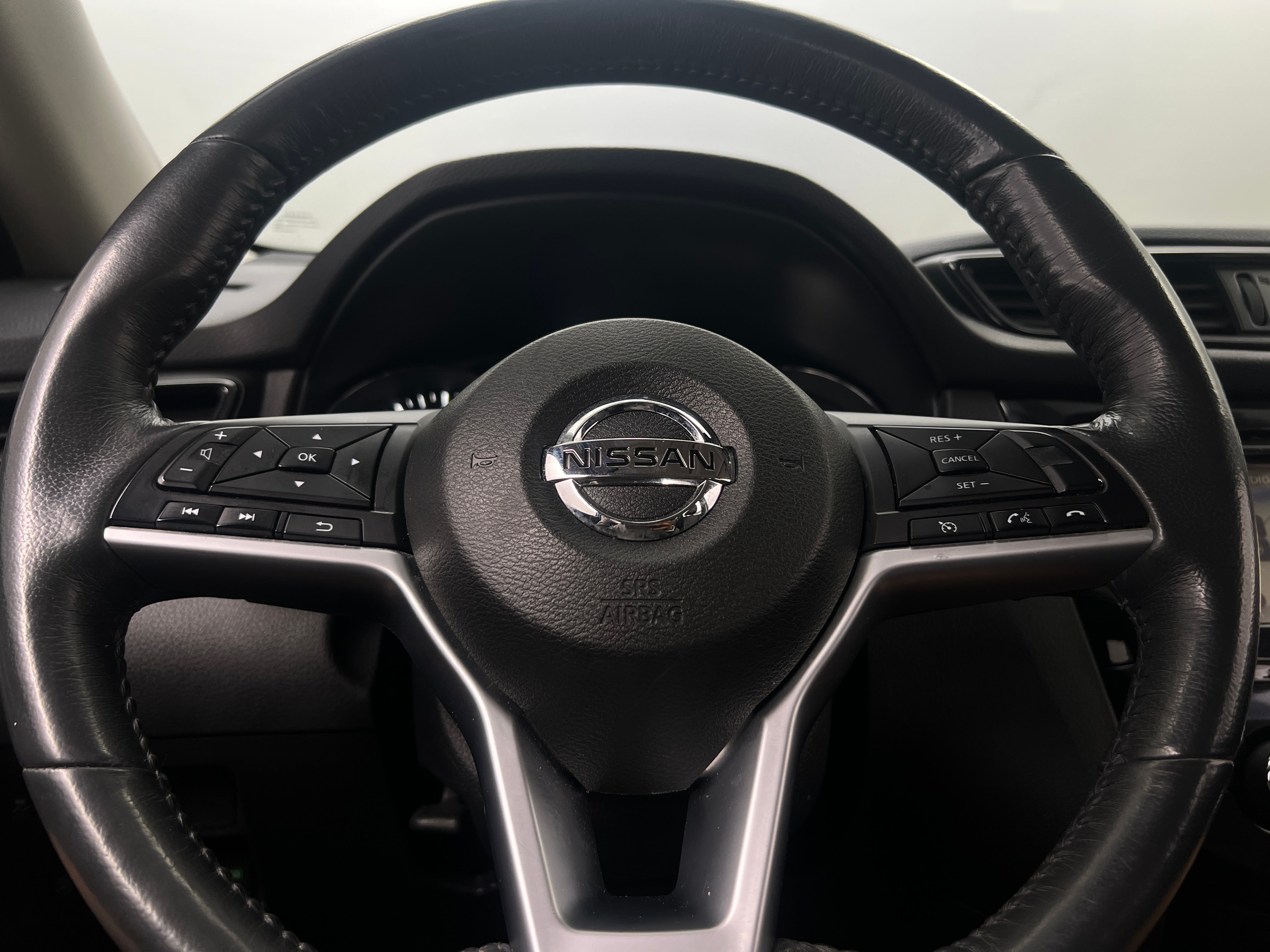 2017 Nissan Rogue SL 4