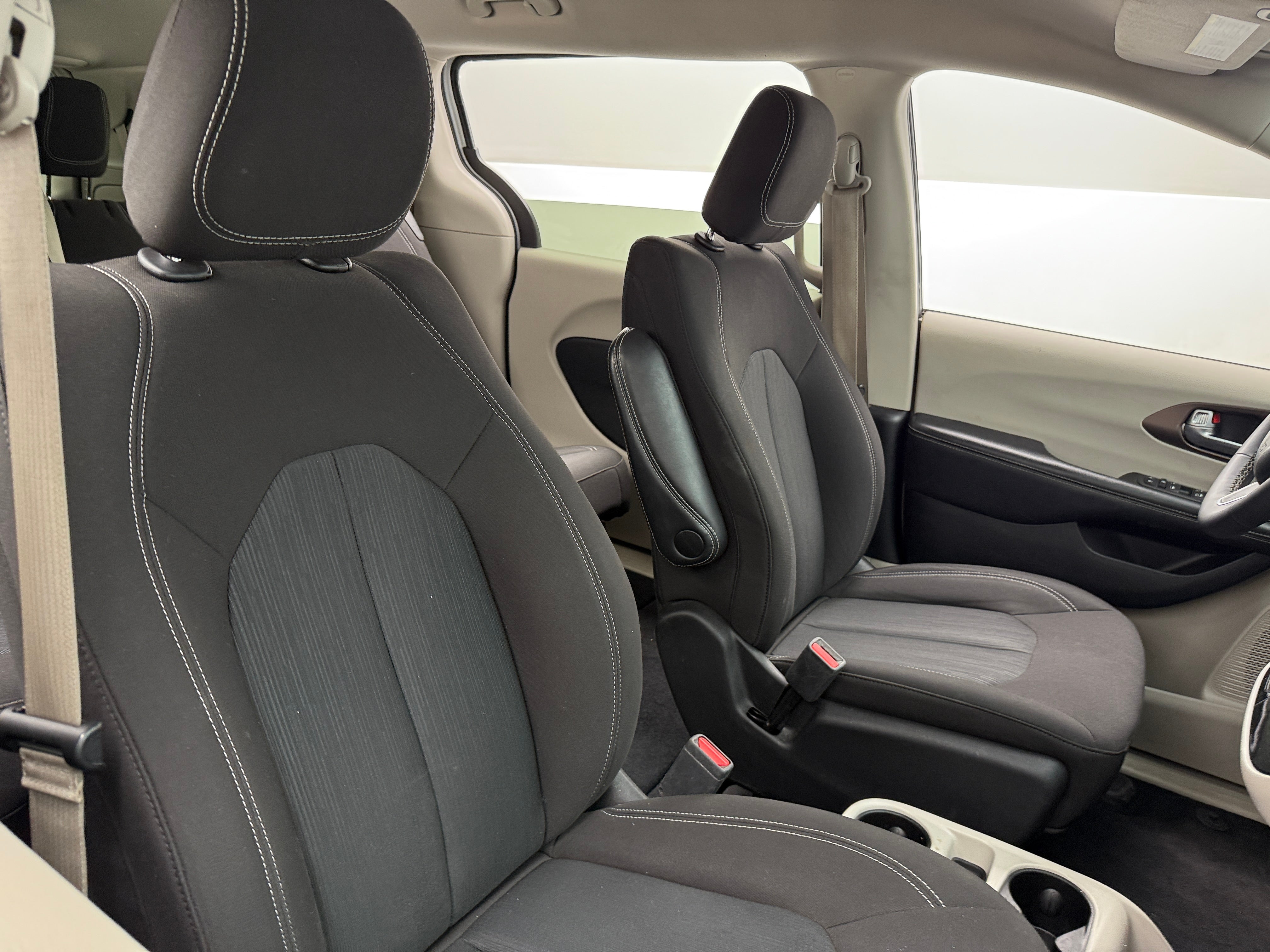 2022 Chrysler Voyager LX 2