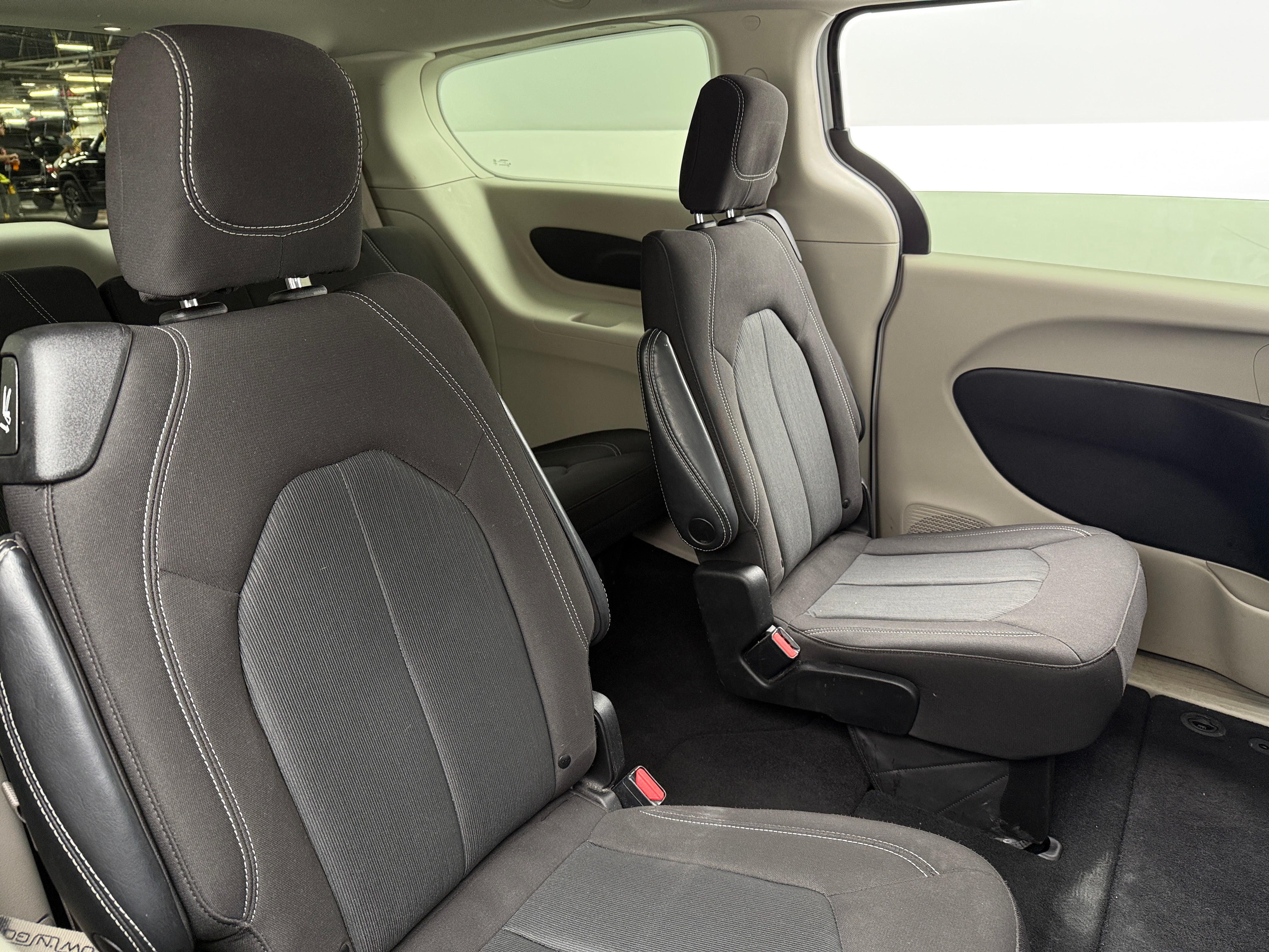 2022 Chrysler Voyager LX 6