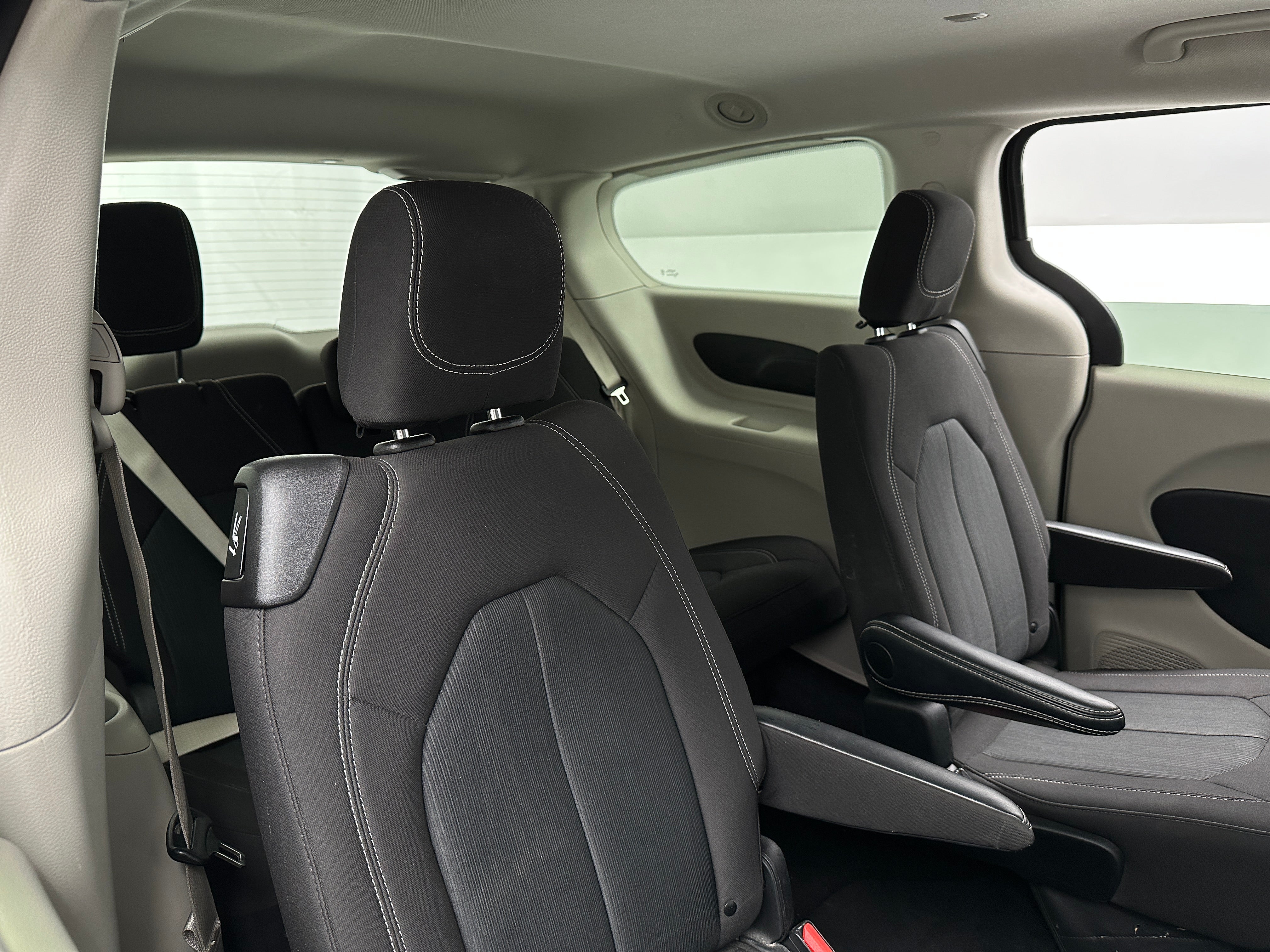 2024 Chrysler Voyager LX 6