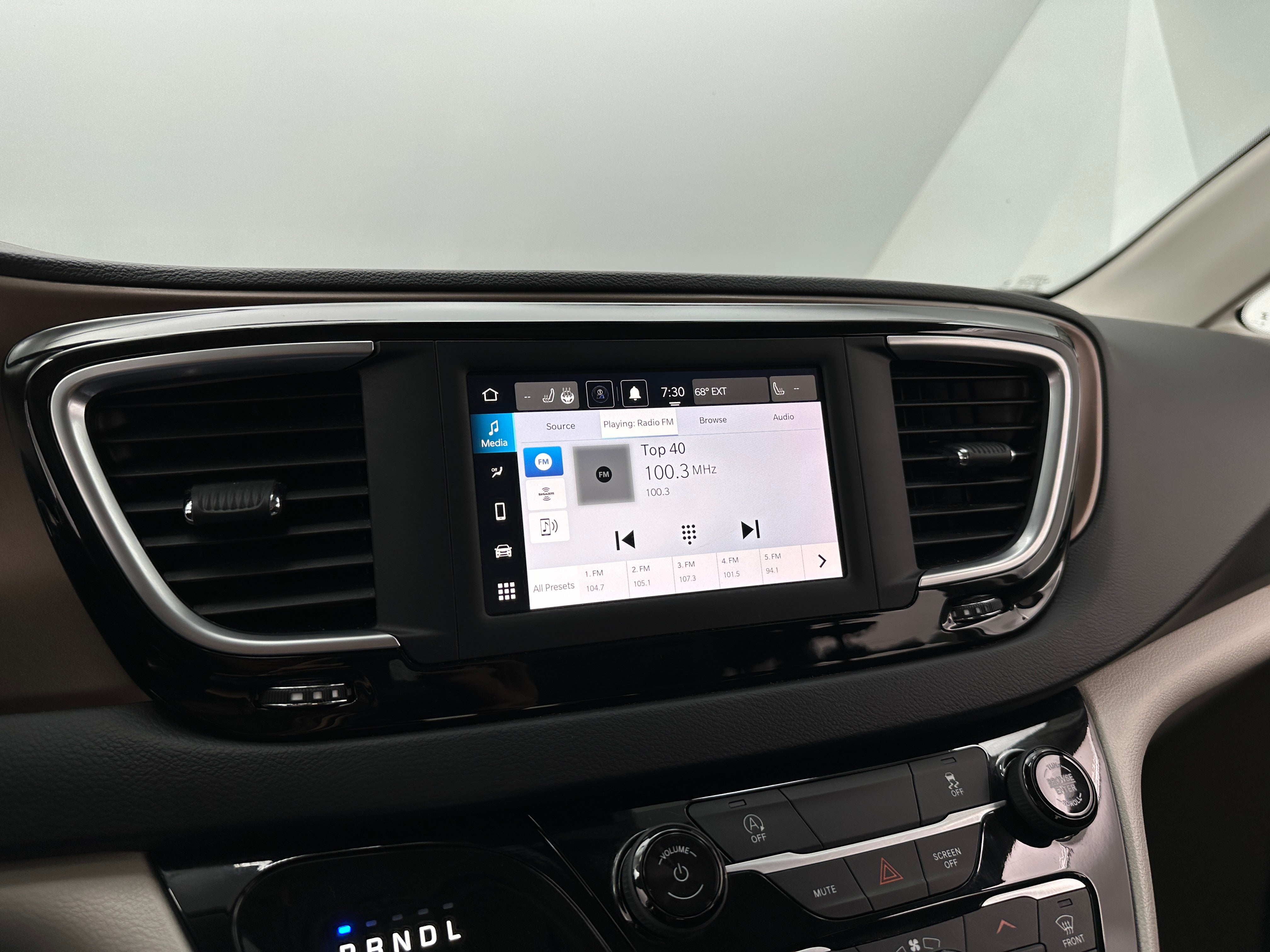 2024 Chrysler Voyager LX 4