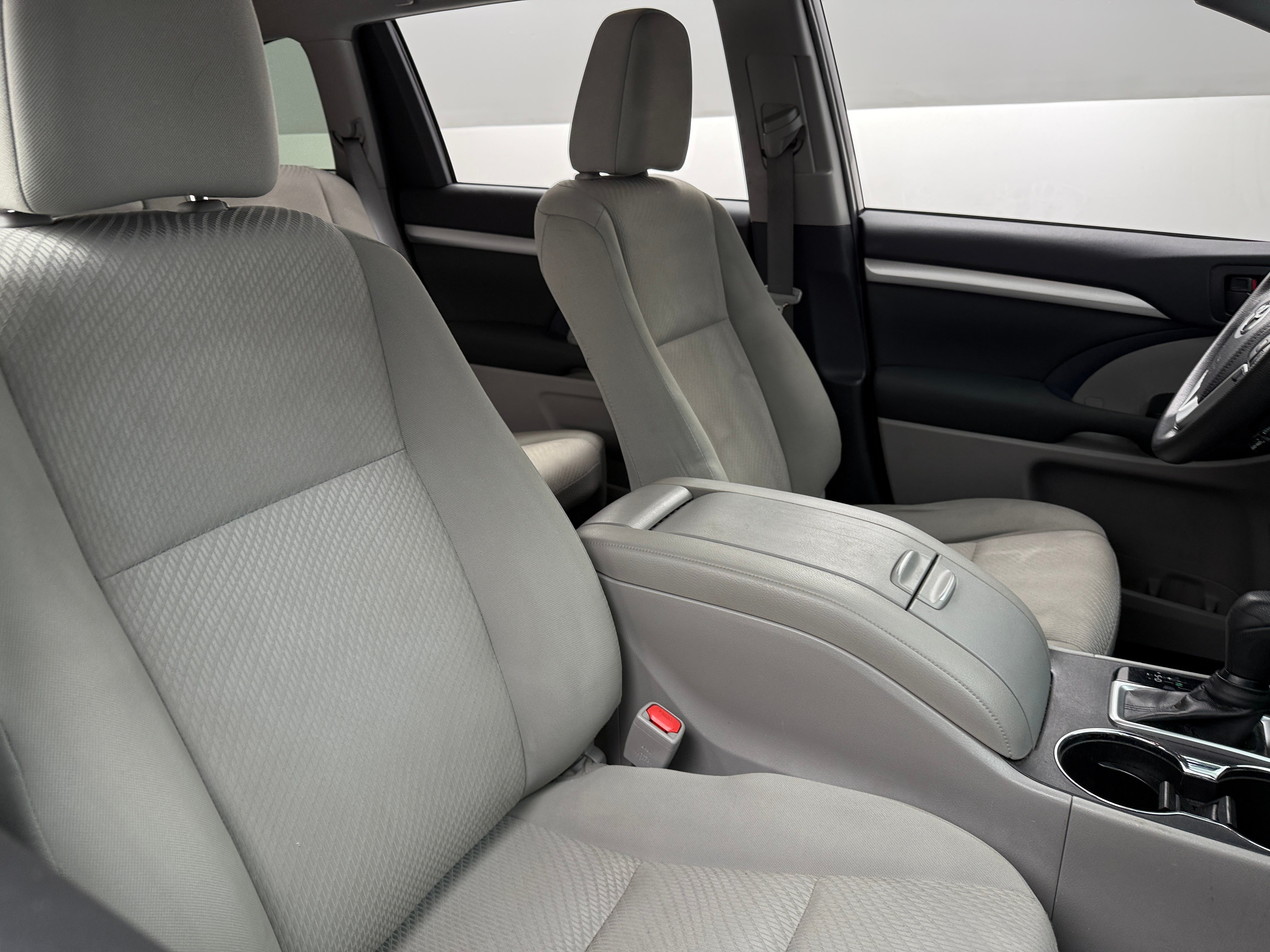 2019 Toyota Highlander LE 2