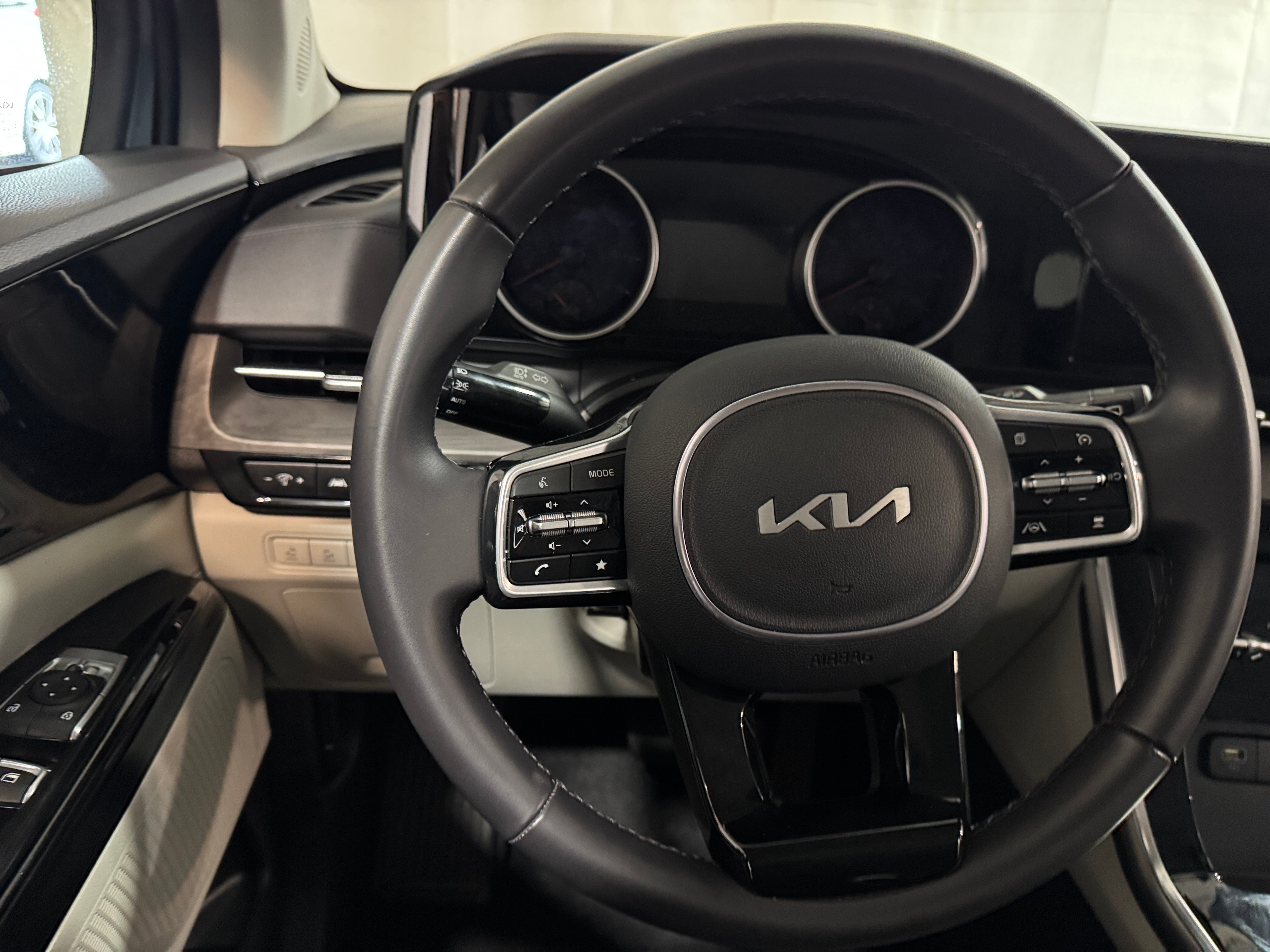 2024 Kia Carnival EX 4