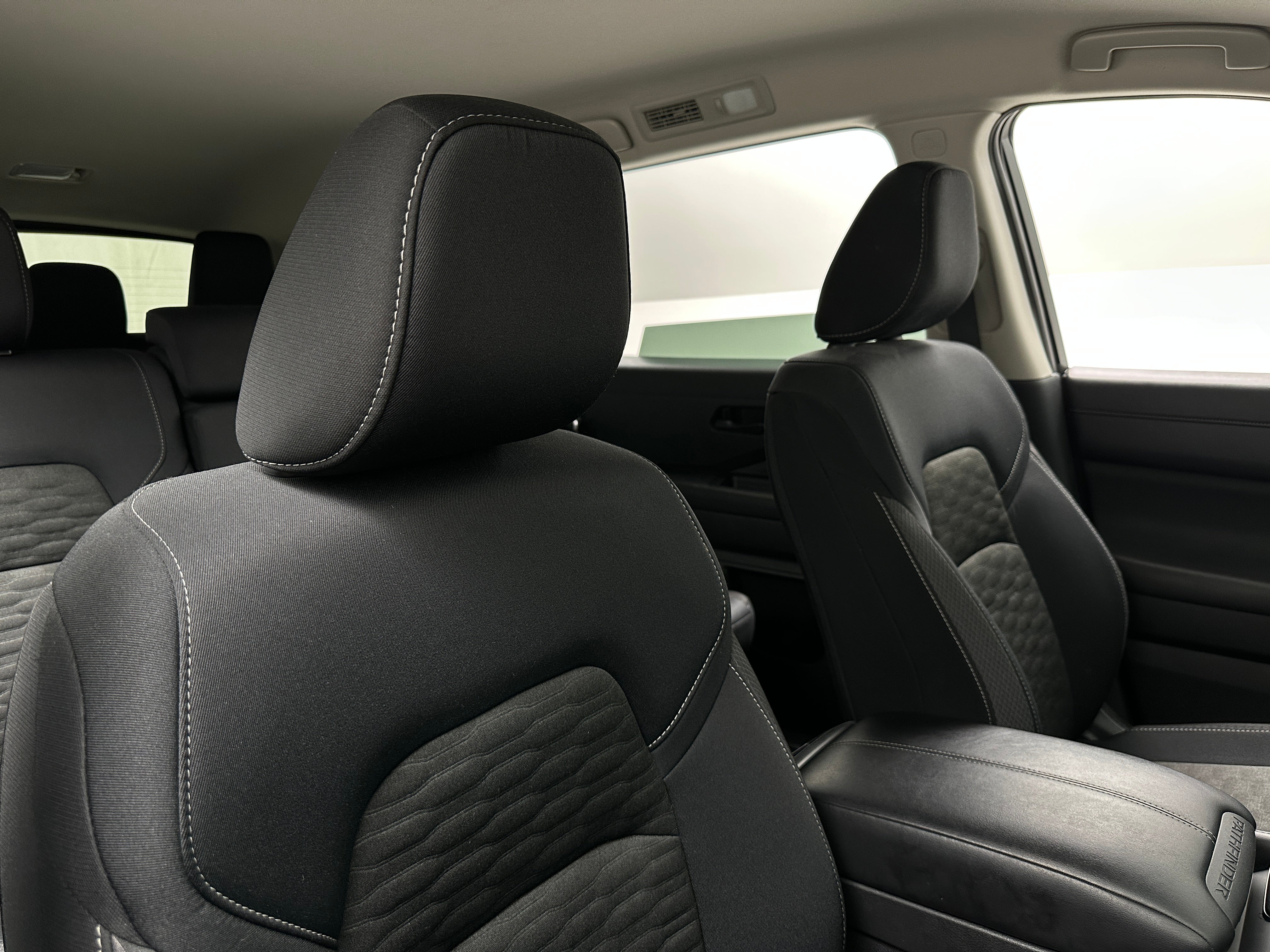 2024 Nissan Pathfinder S 2